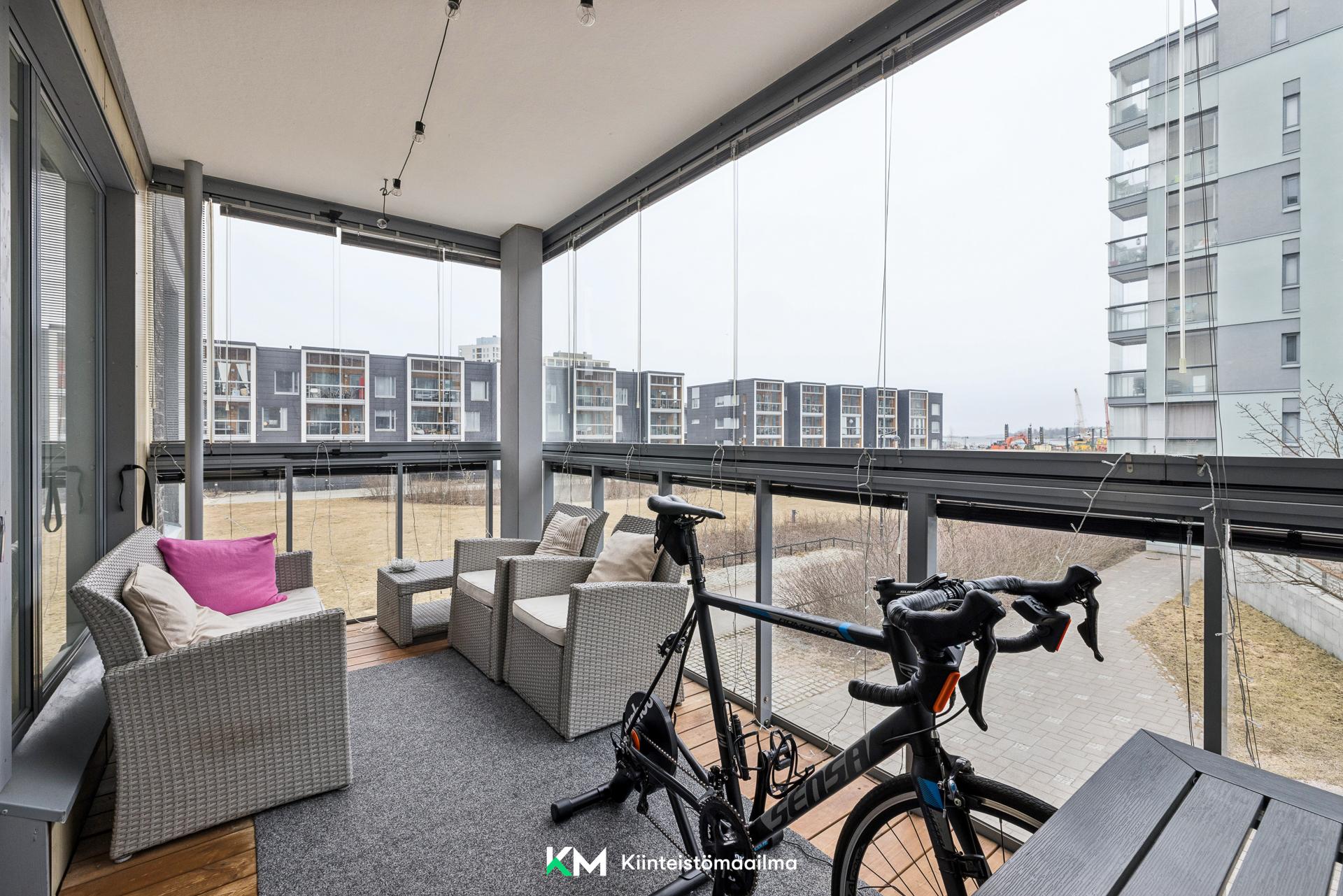 Lasitettu parveke lännen suuntaan