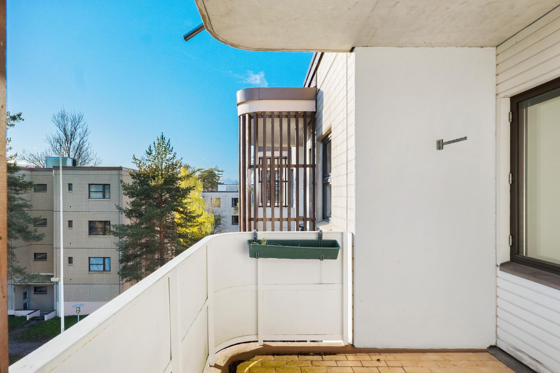 Kivankokoinen parveke oleiluun.