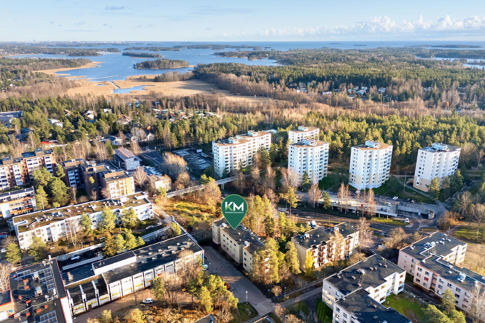 Läheltä löytyy meri ja lenkkeilymaastot.