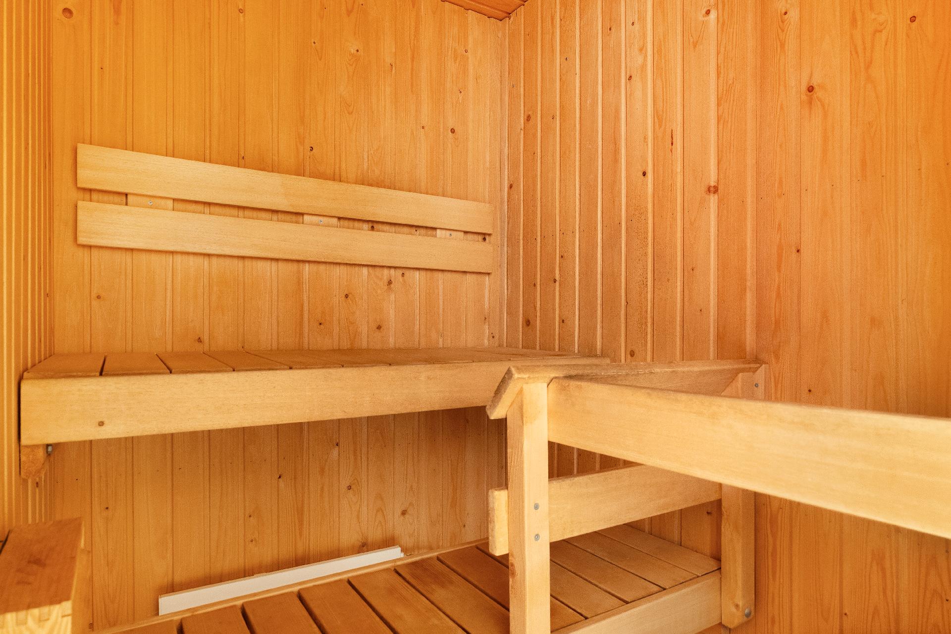 Pieni oma sauna kruunaa kodin.