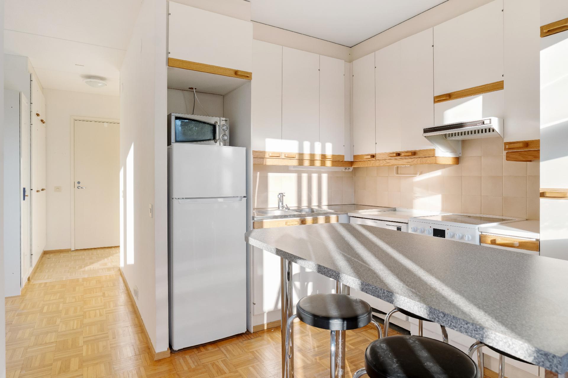 Keittiössä on seinään kiinnitetty pöytä.