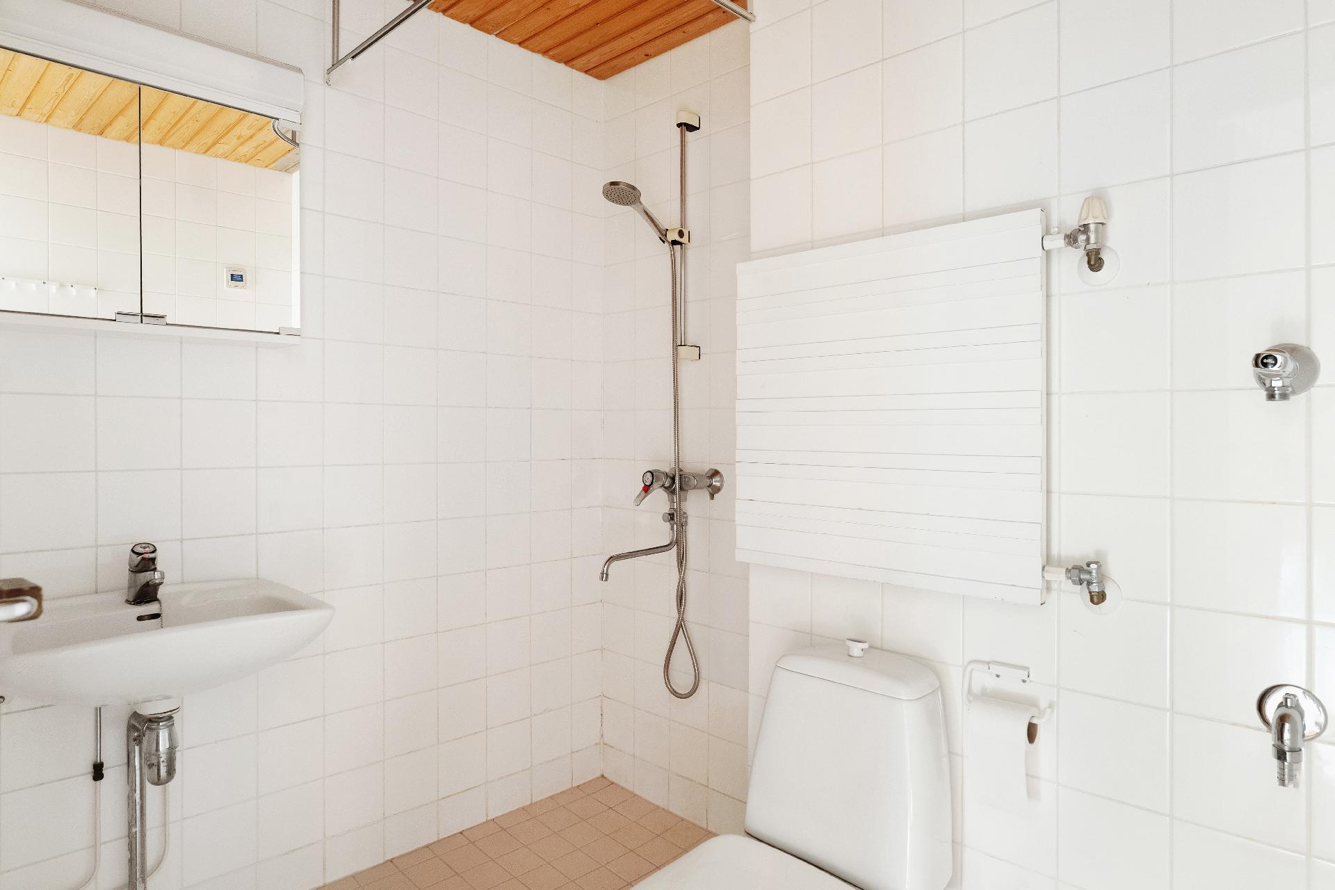 Kylpyhuone on hyvänkokoinen.