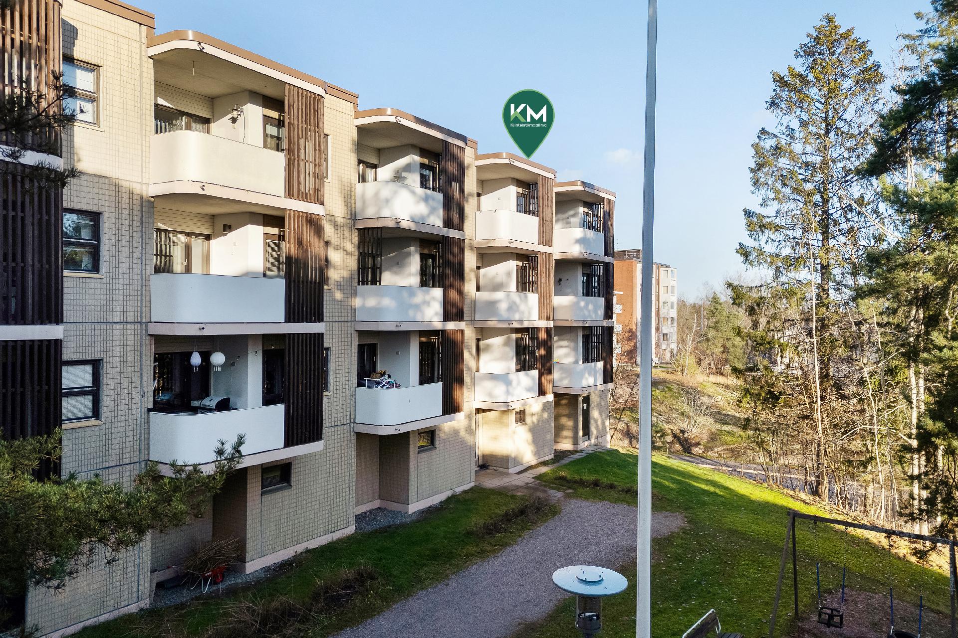 Valoisa parveke koko päivän.