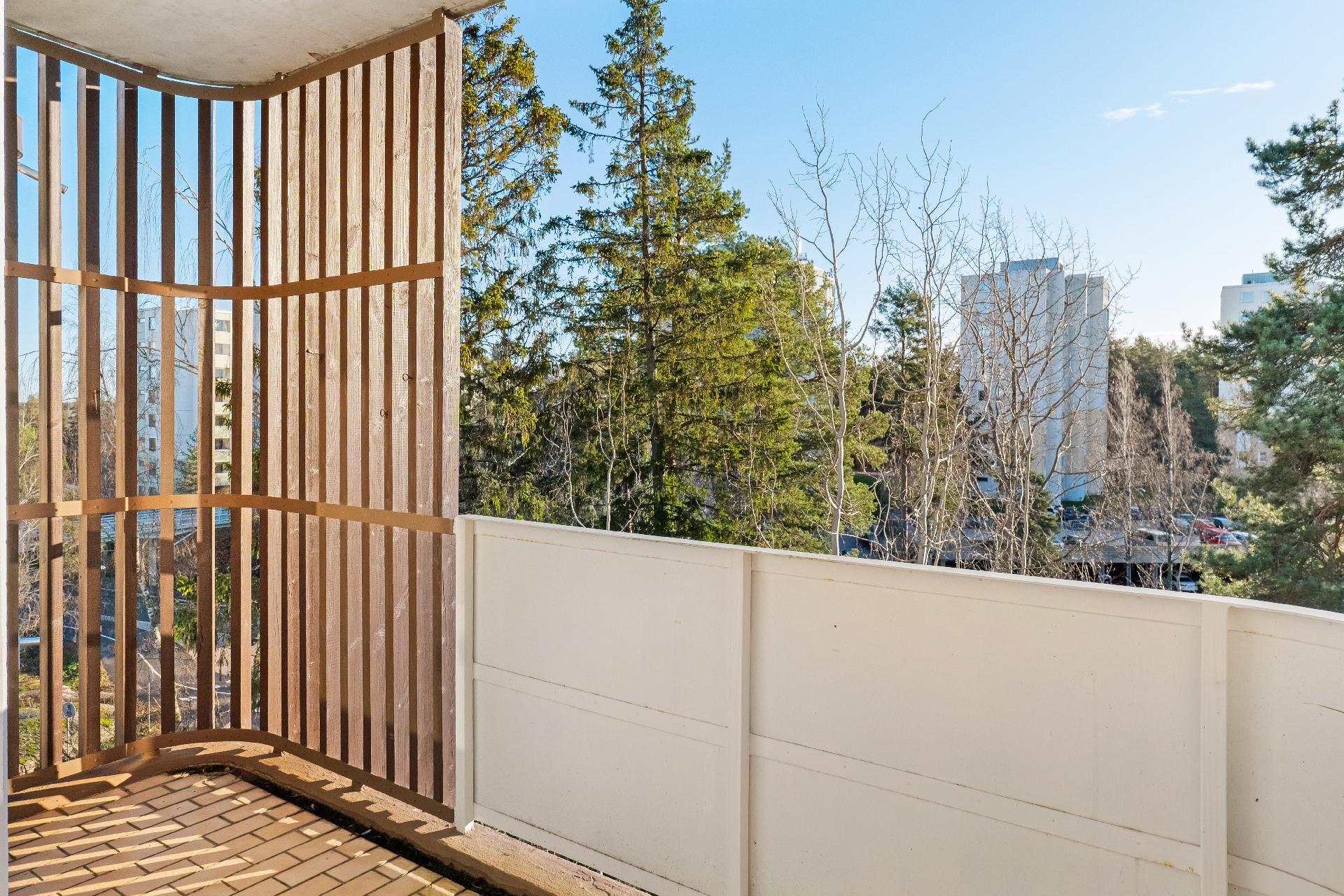 Parveke on päädyistä suojattu kauniilla puuosilla.