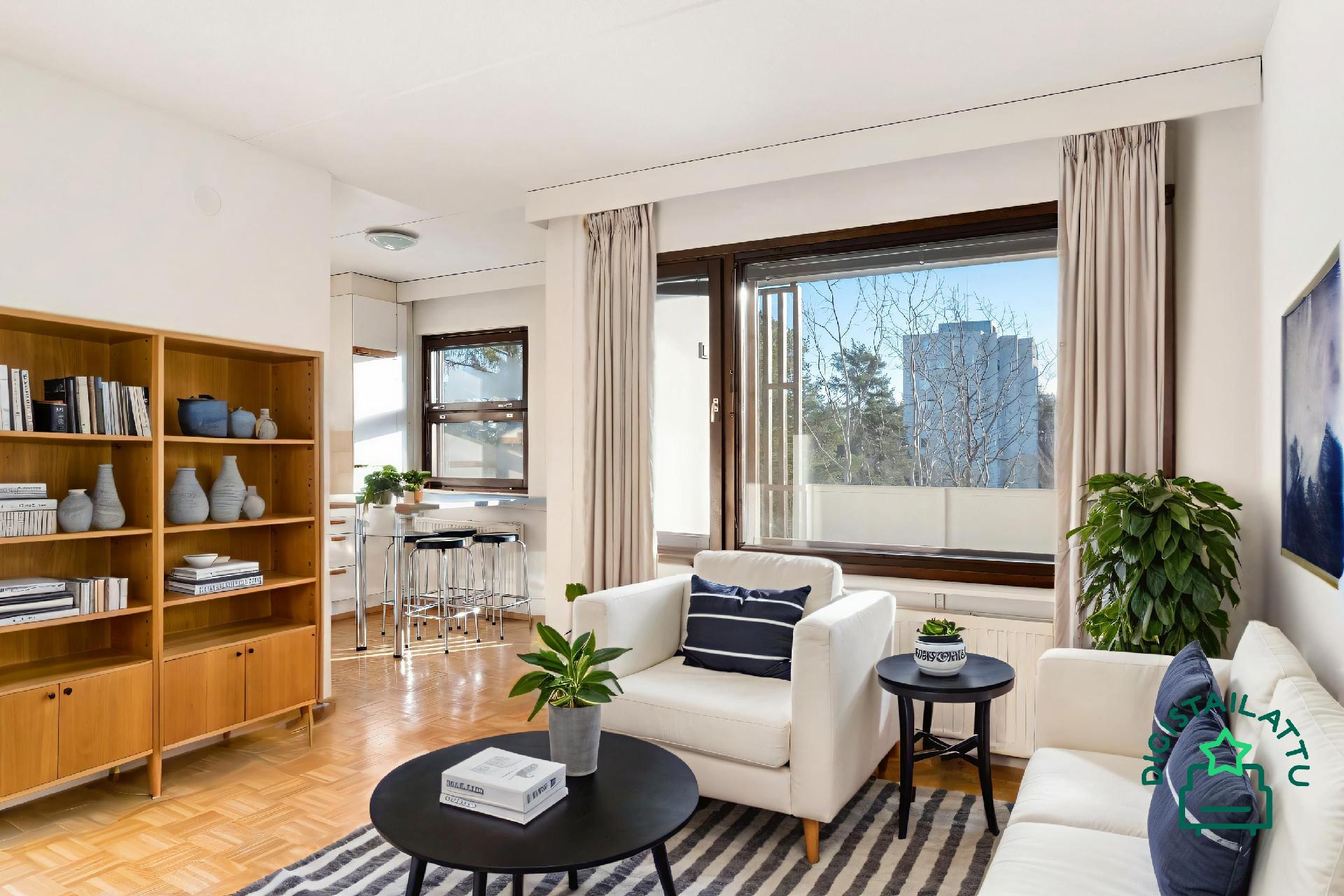 Olohuoneeseen mahtuu mukavasti sohvaryhmä.