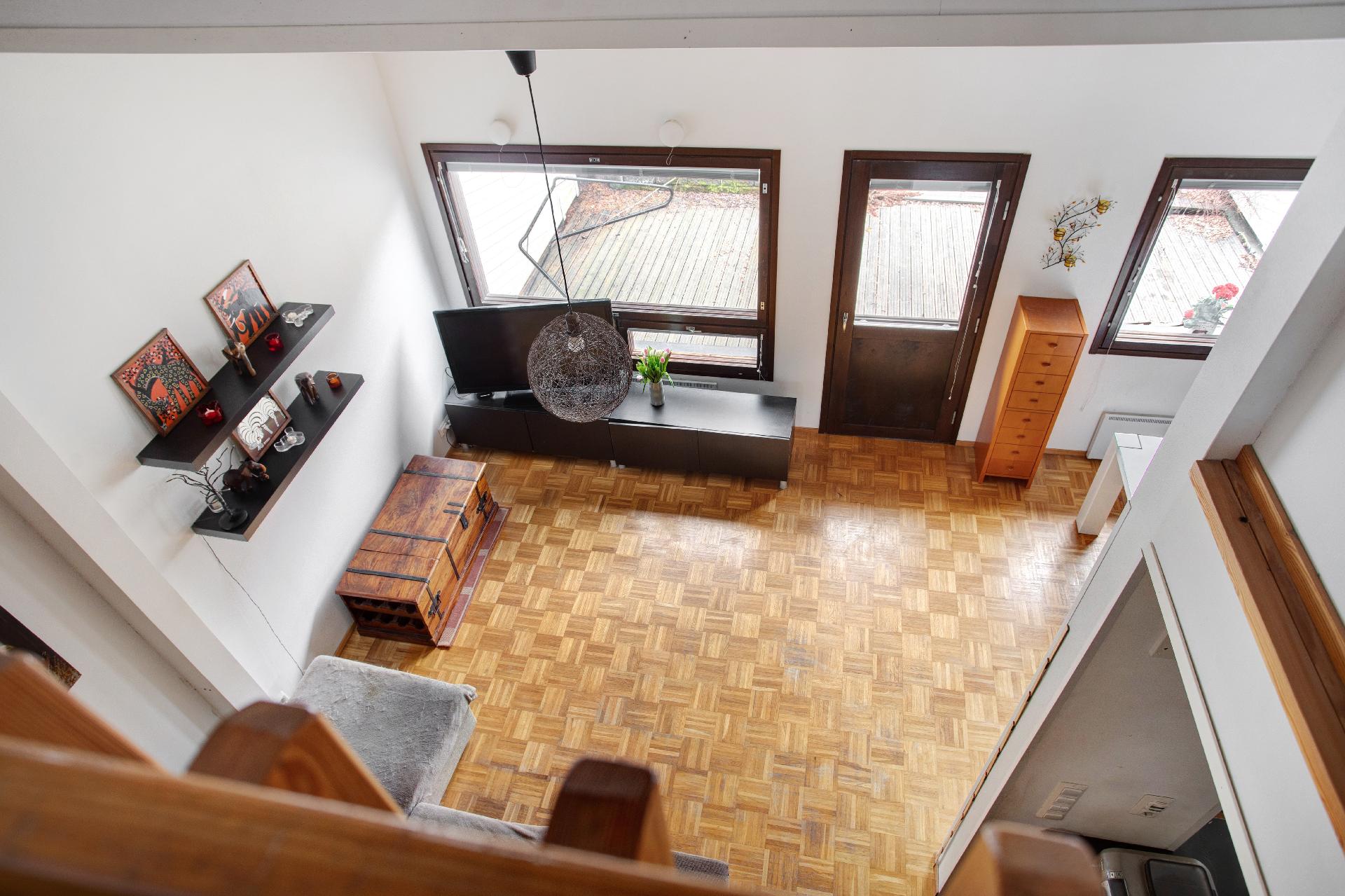 Olohuone avoin alakertaan asti