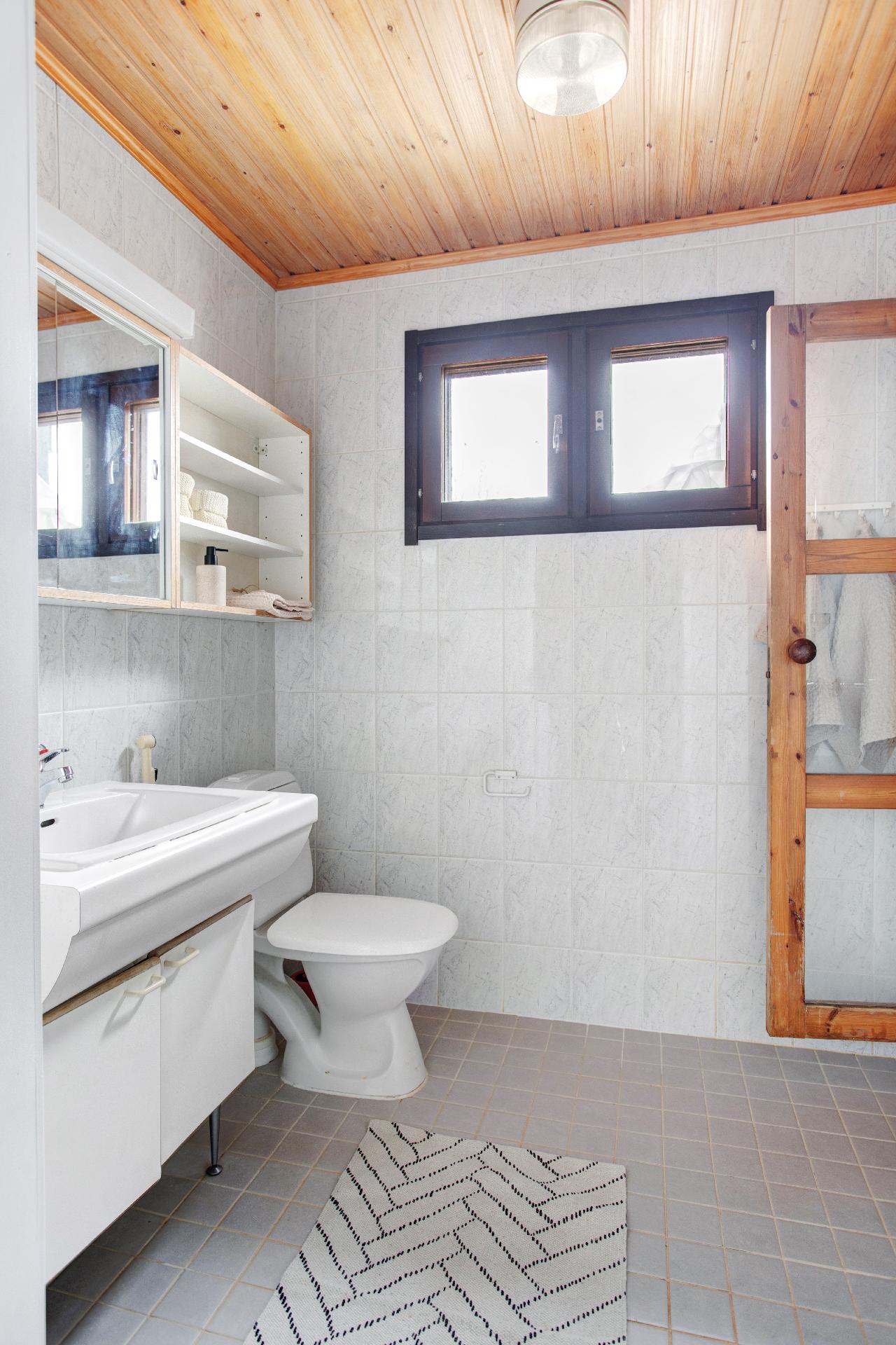 Alakerran kylpyhuoneessa ikkunat