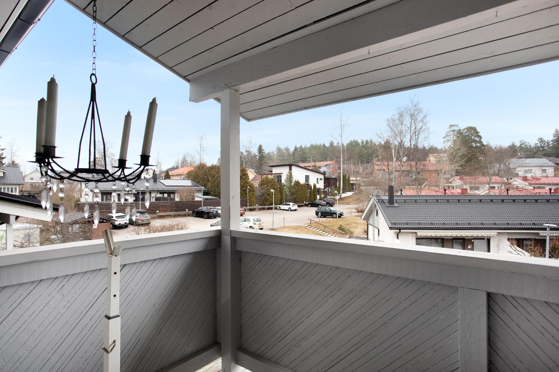 Yläkerran yhdessä makuuhuoneessa parveke aamuauringon puolelle