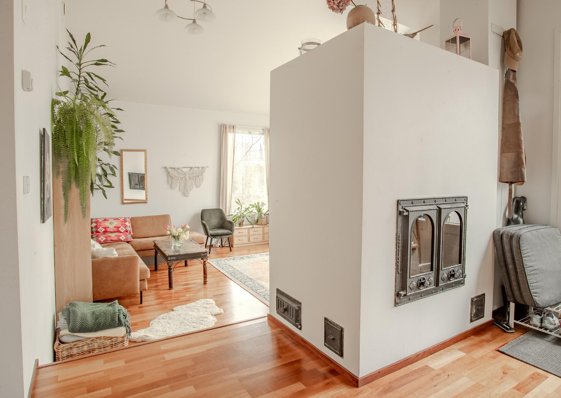 Ruokailutilasta näkymä olohuoneeseen