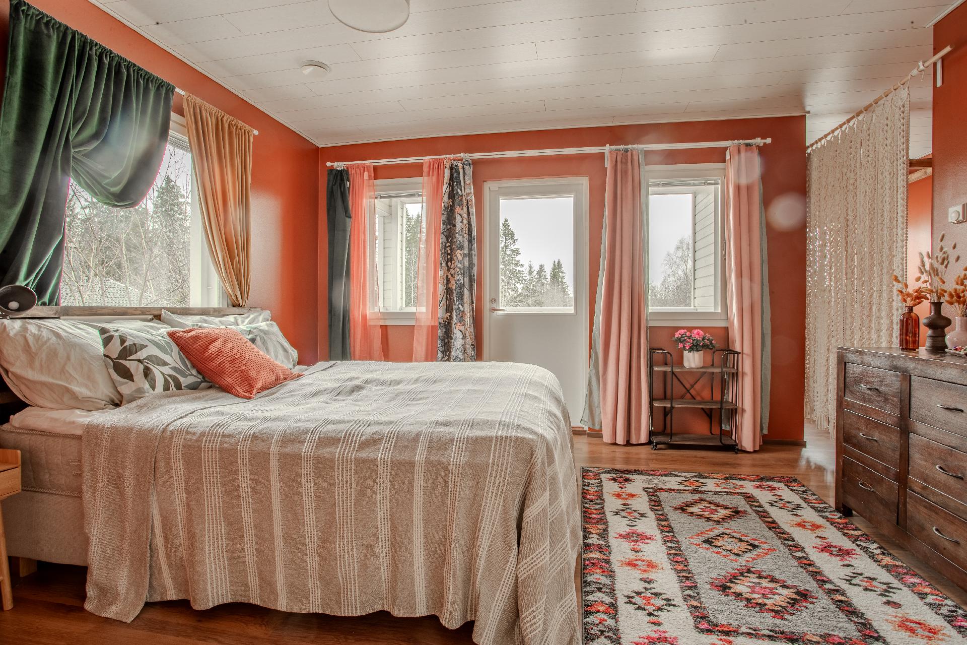 Yläkerran iso makuuhuone