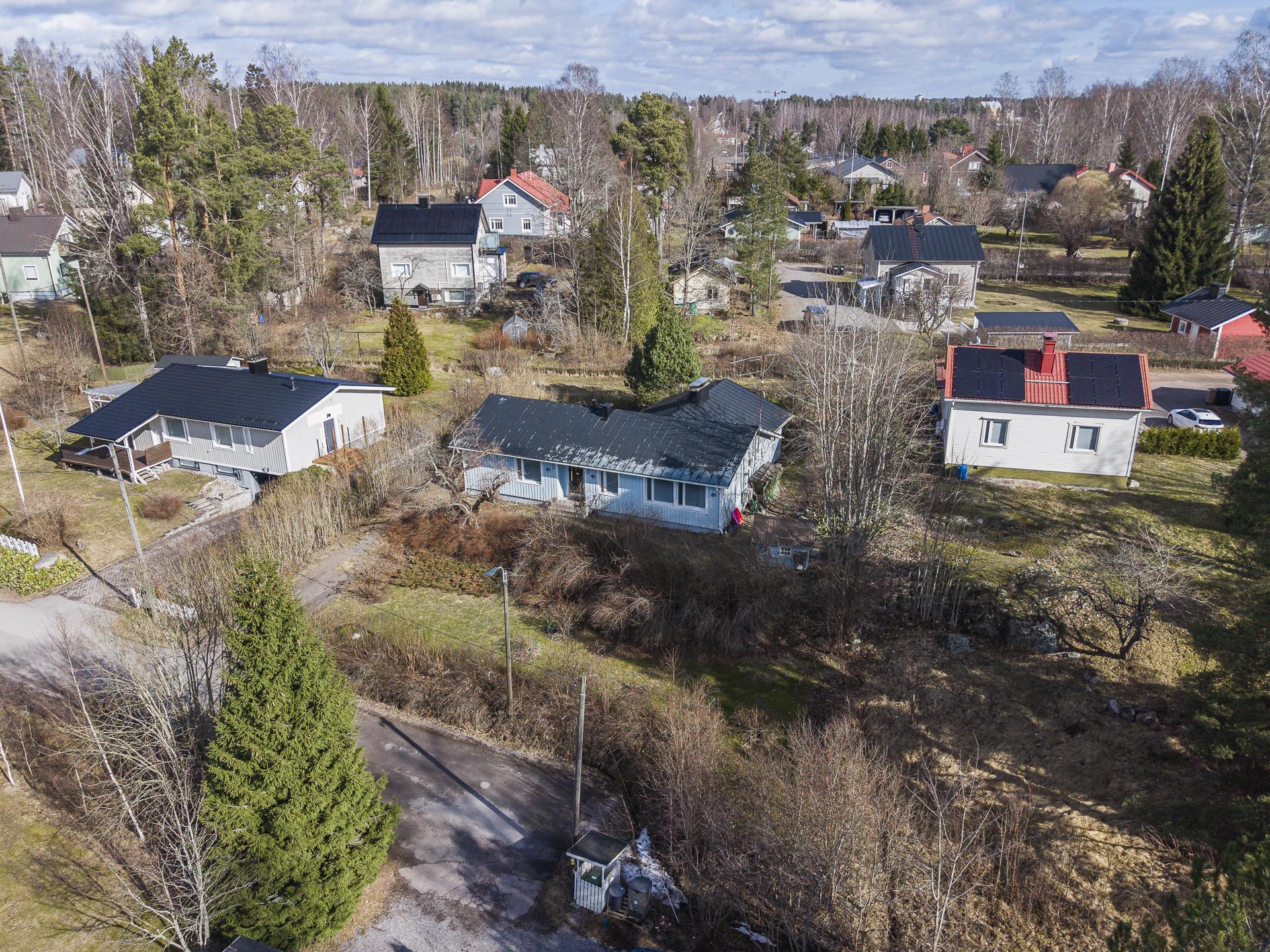 Tontti ja purettava rakennus