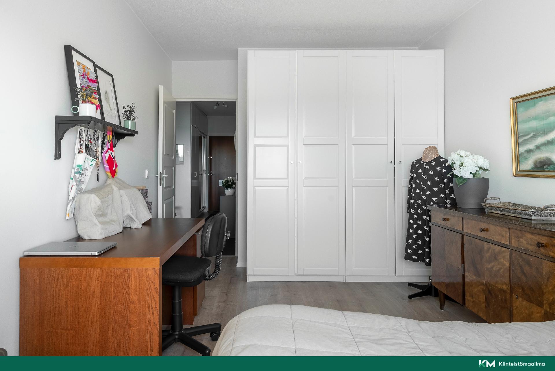 Ensimmäinen makuuhuone ikkunoilta