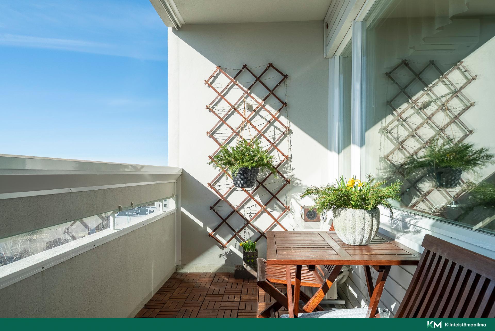 Etelänpuoleinen ja aurinkoinen parveke