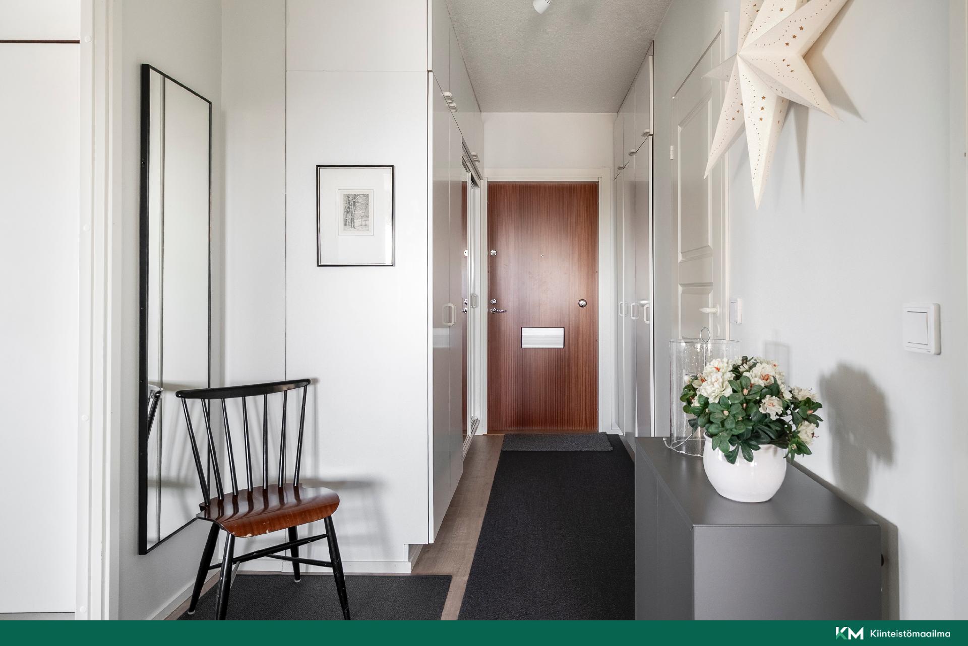 Olohuoneesta eteisen suuntaan