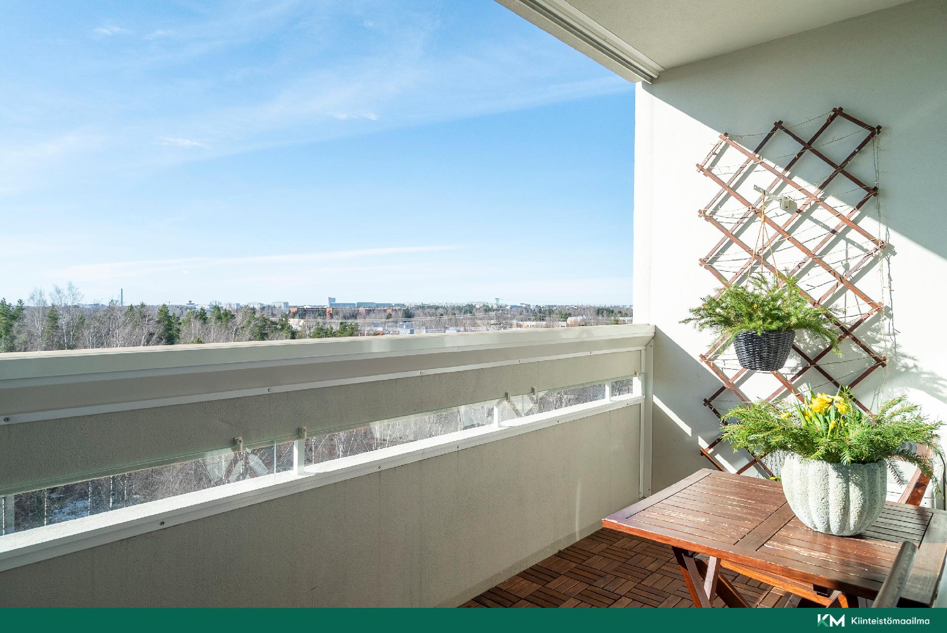 Tilava ja valoisa etelä parveku