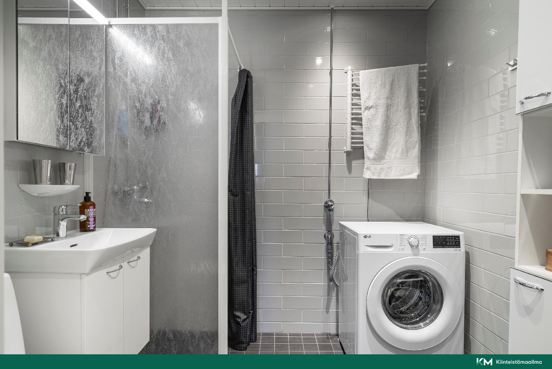 Tilava ja uusittu kylpyhuone