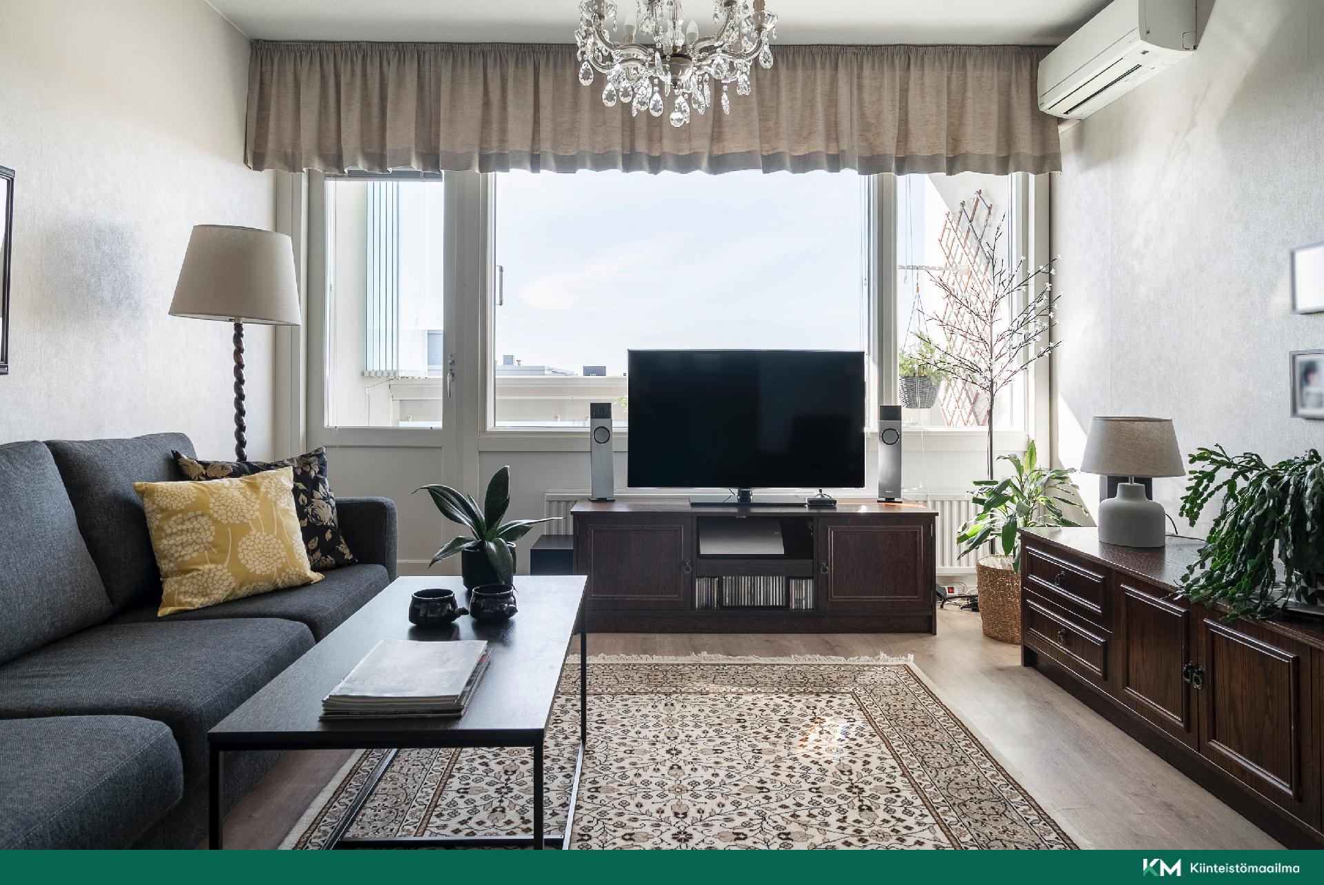 Olohuoneesta käynti lasitetulle parvekkeelle