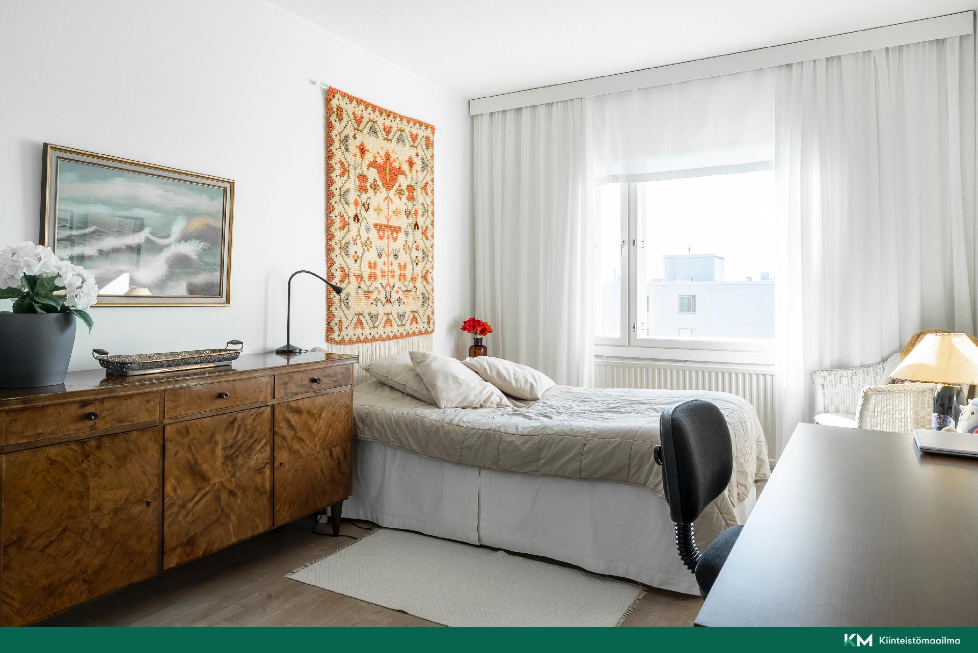 Makuuhuoneissa hyvin tilaa ja valoa