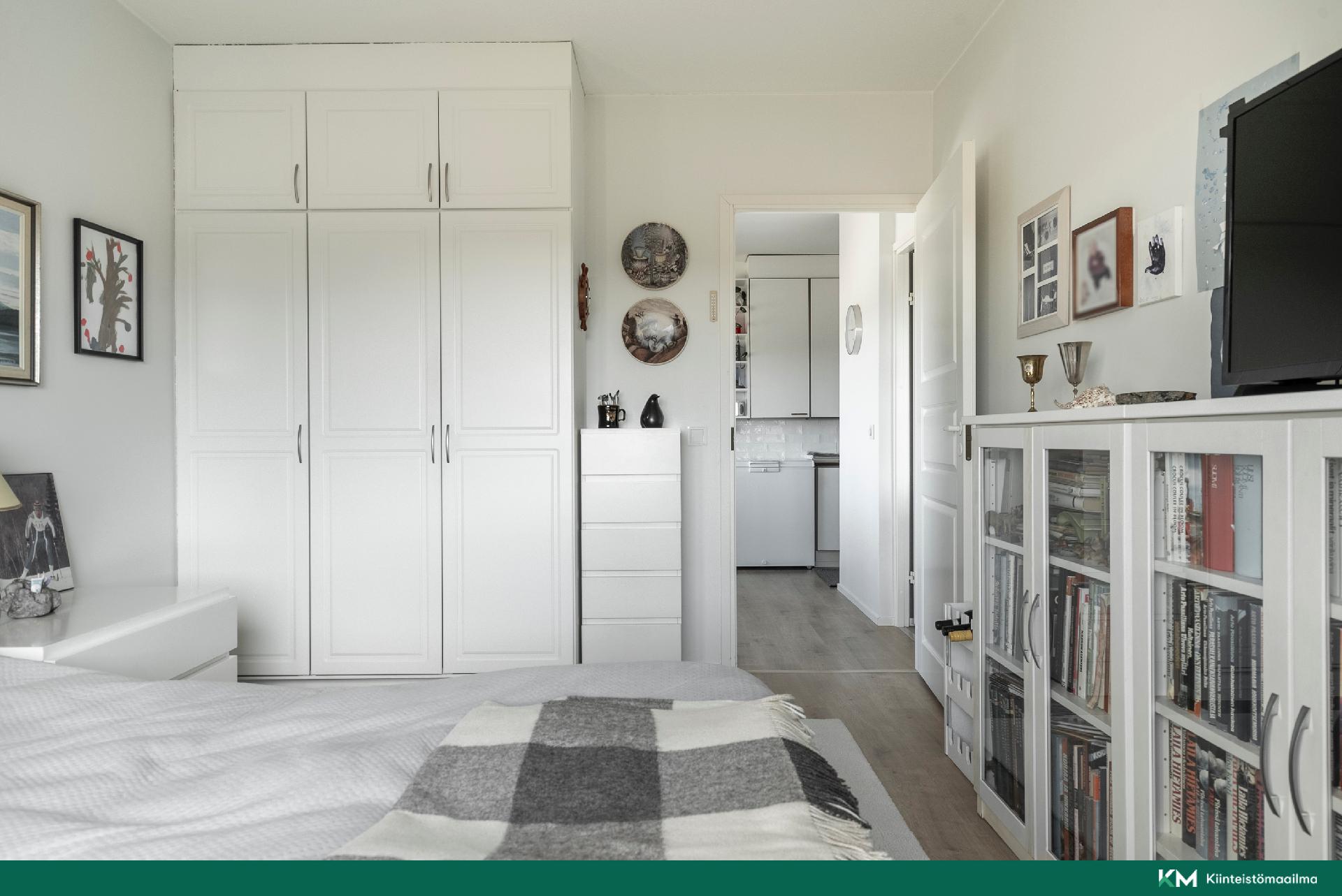 Makuuhuoneissa hyvin kaappitilaa