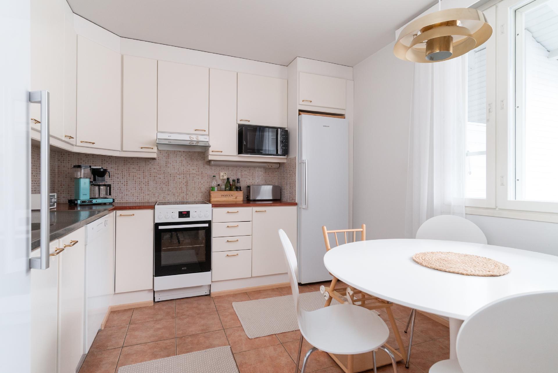 keittiö tilaa ruokapöydälle