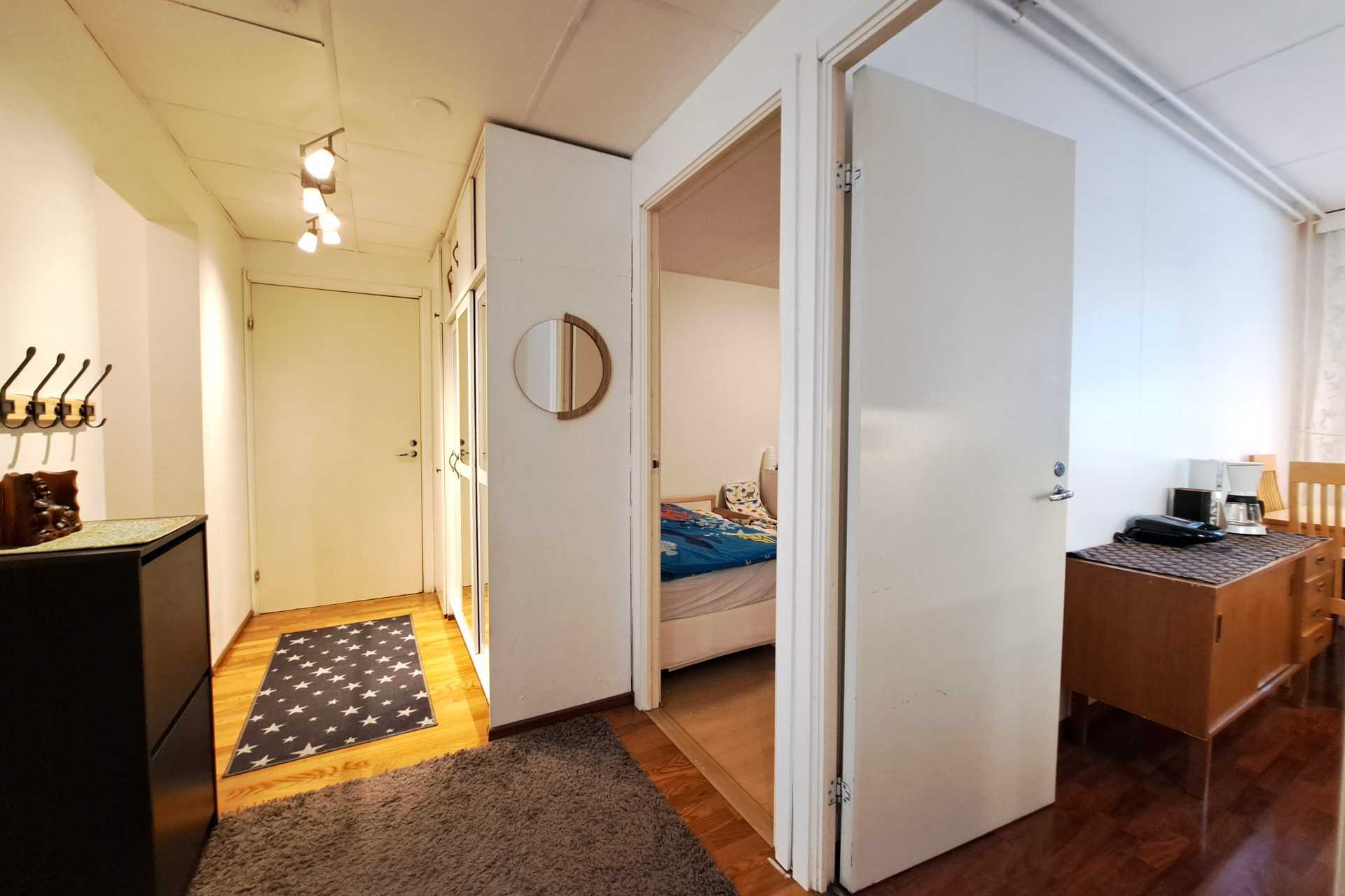 kylpyhuoneesta eteisen suuntaan