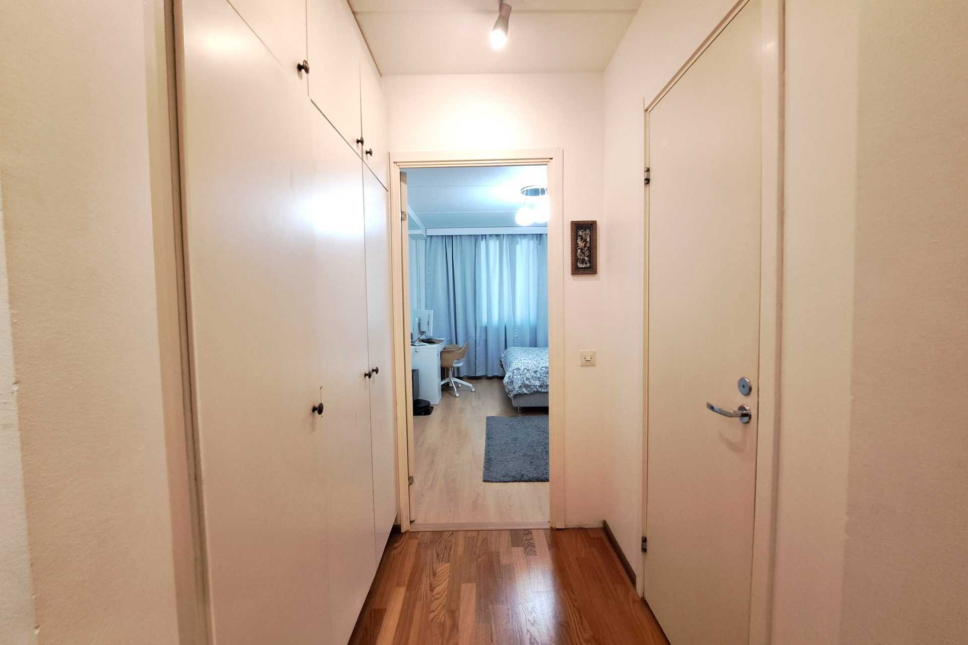 eteisen säilytystilaa-vaatehuone oikealla