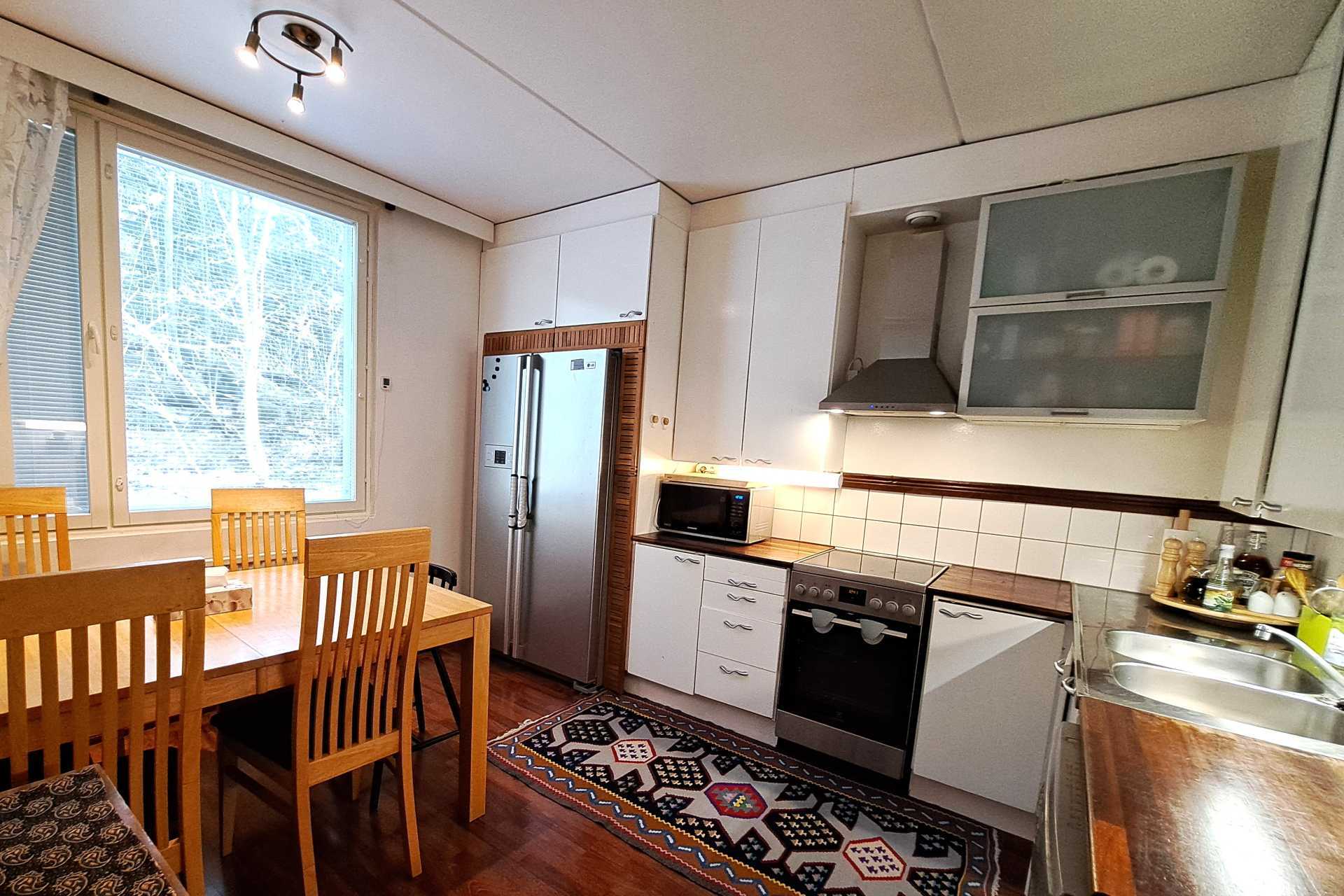 keittiö eteisen suunnalta