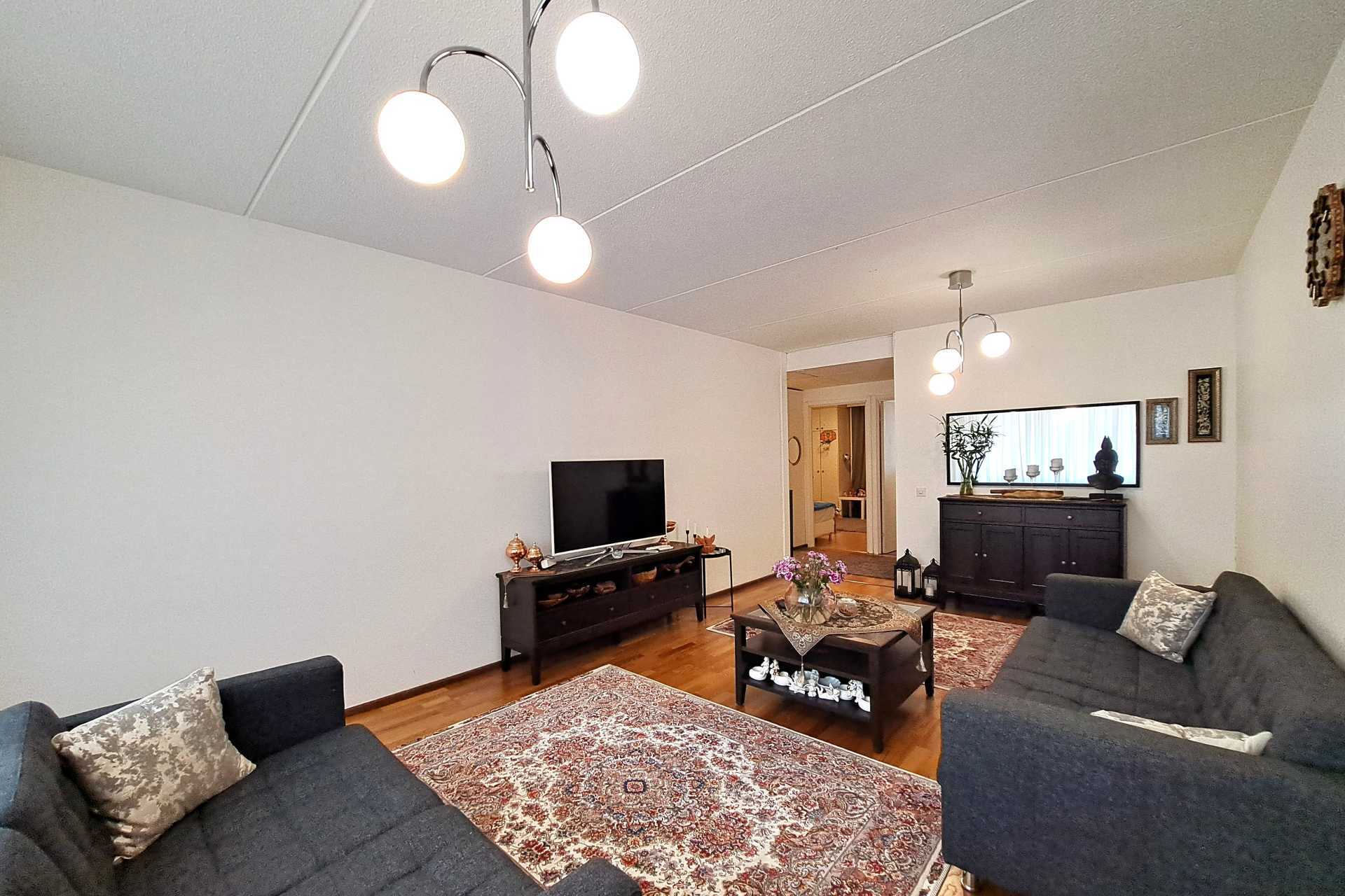 olohuonetta eteisen ja keittiön suuntaan