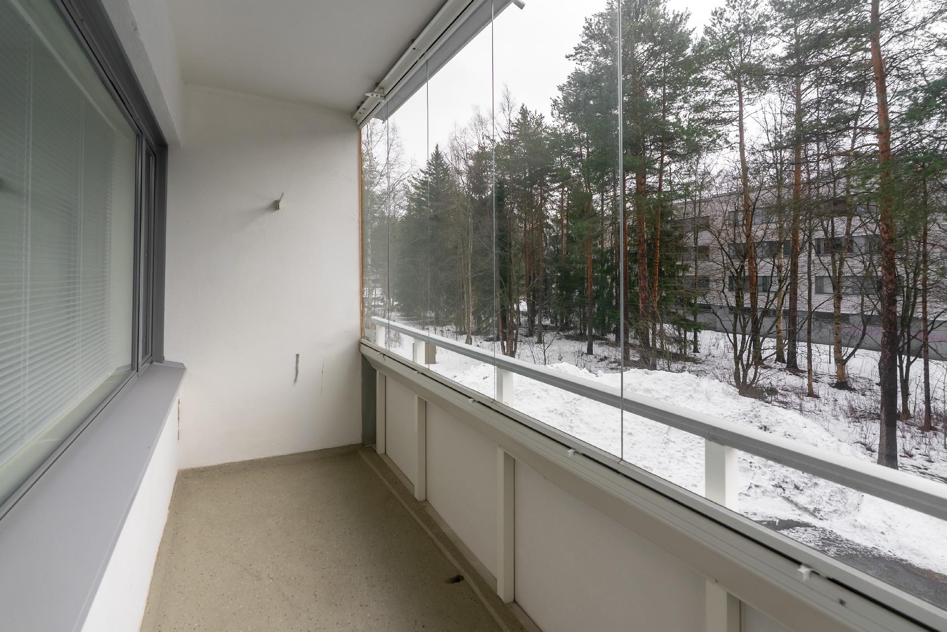 Isolta parvekkeelta metsäinen näkymä