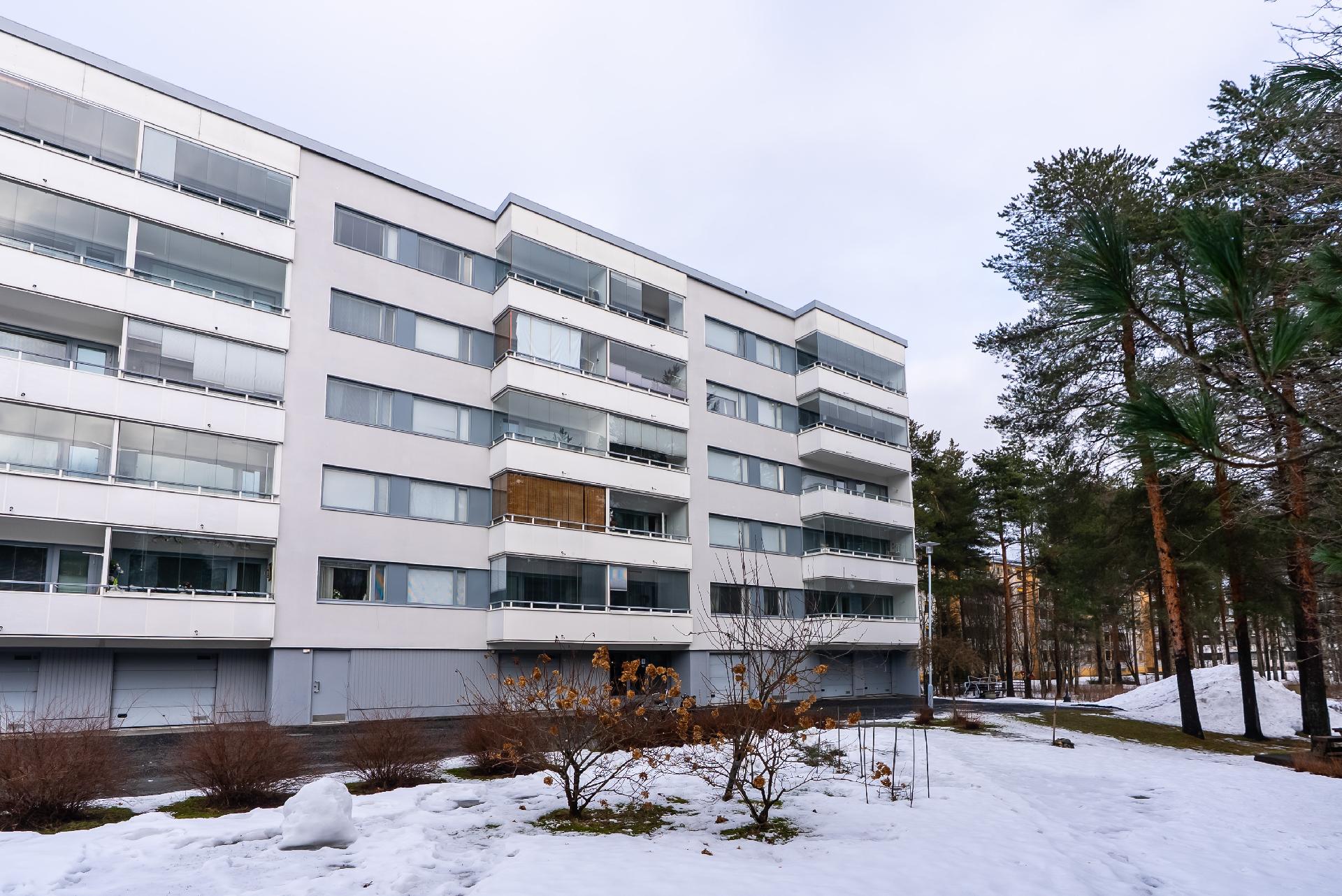 Asunto ja yhtiö puistoalueen vieressä