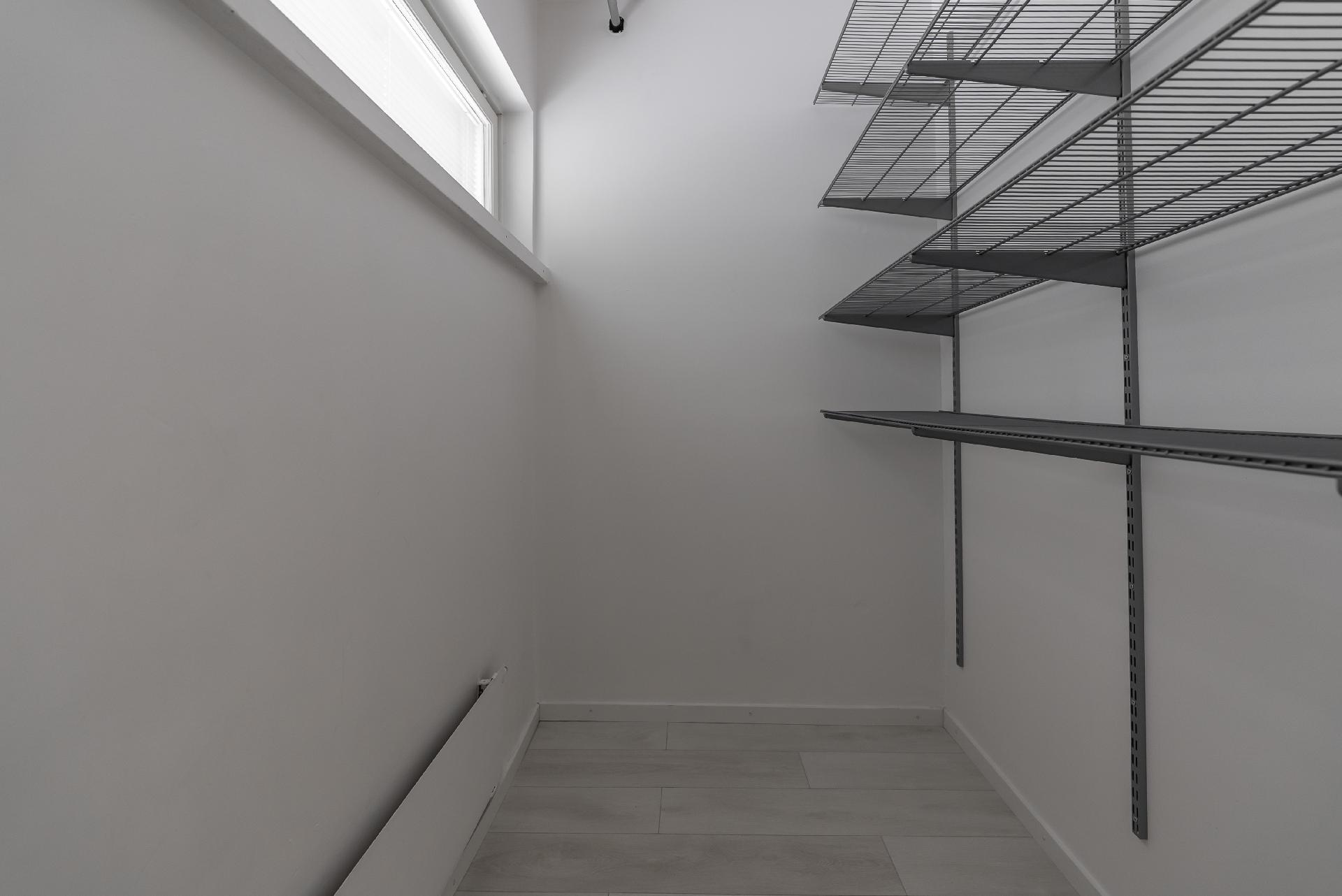 Vaatehuone makuuhuoneen yhteydessä