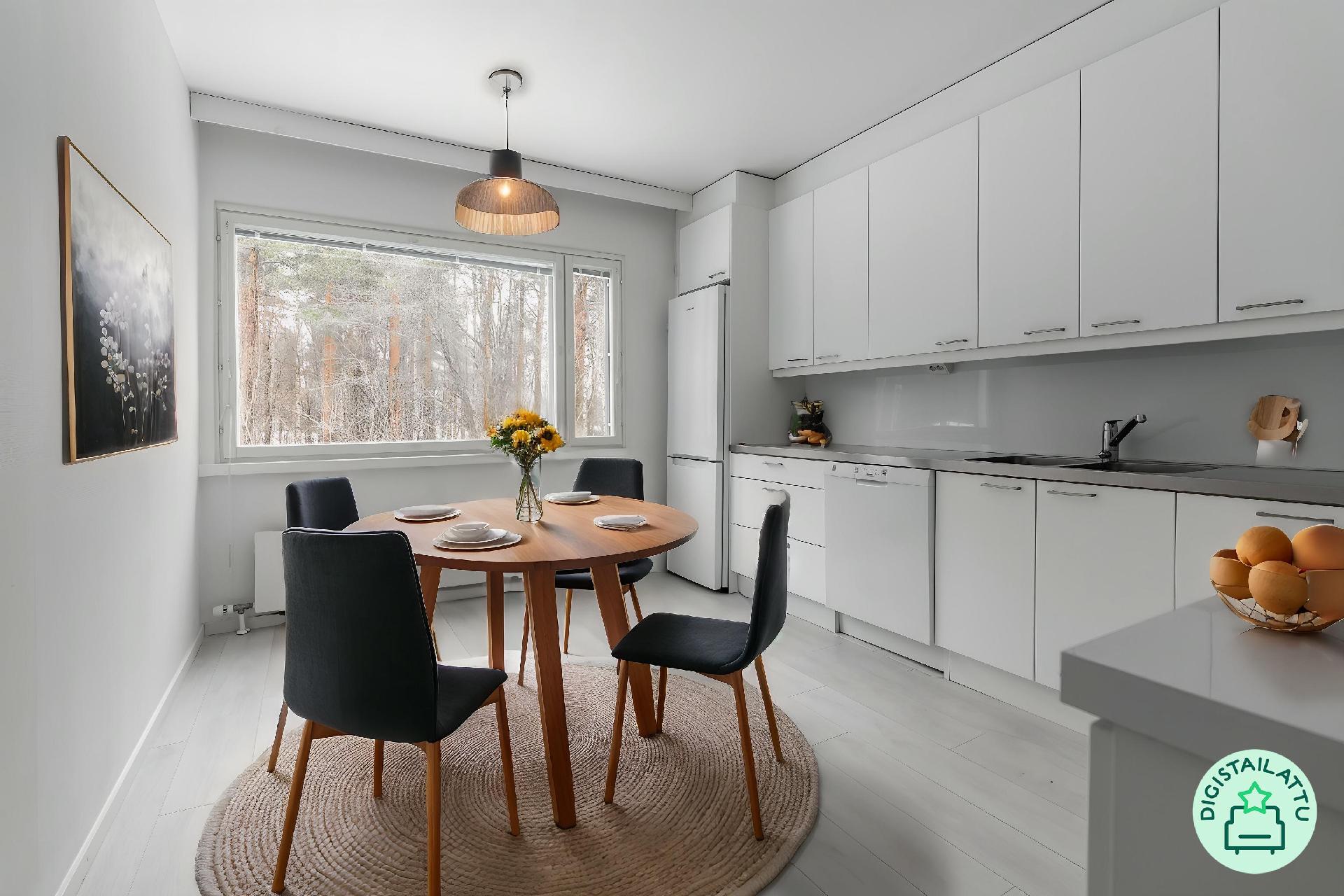 Vaaleasta keittiöstä metsäinen näkymä. Digistailattu.