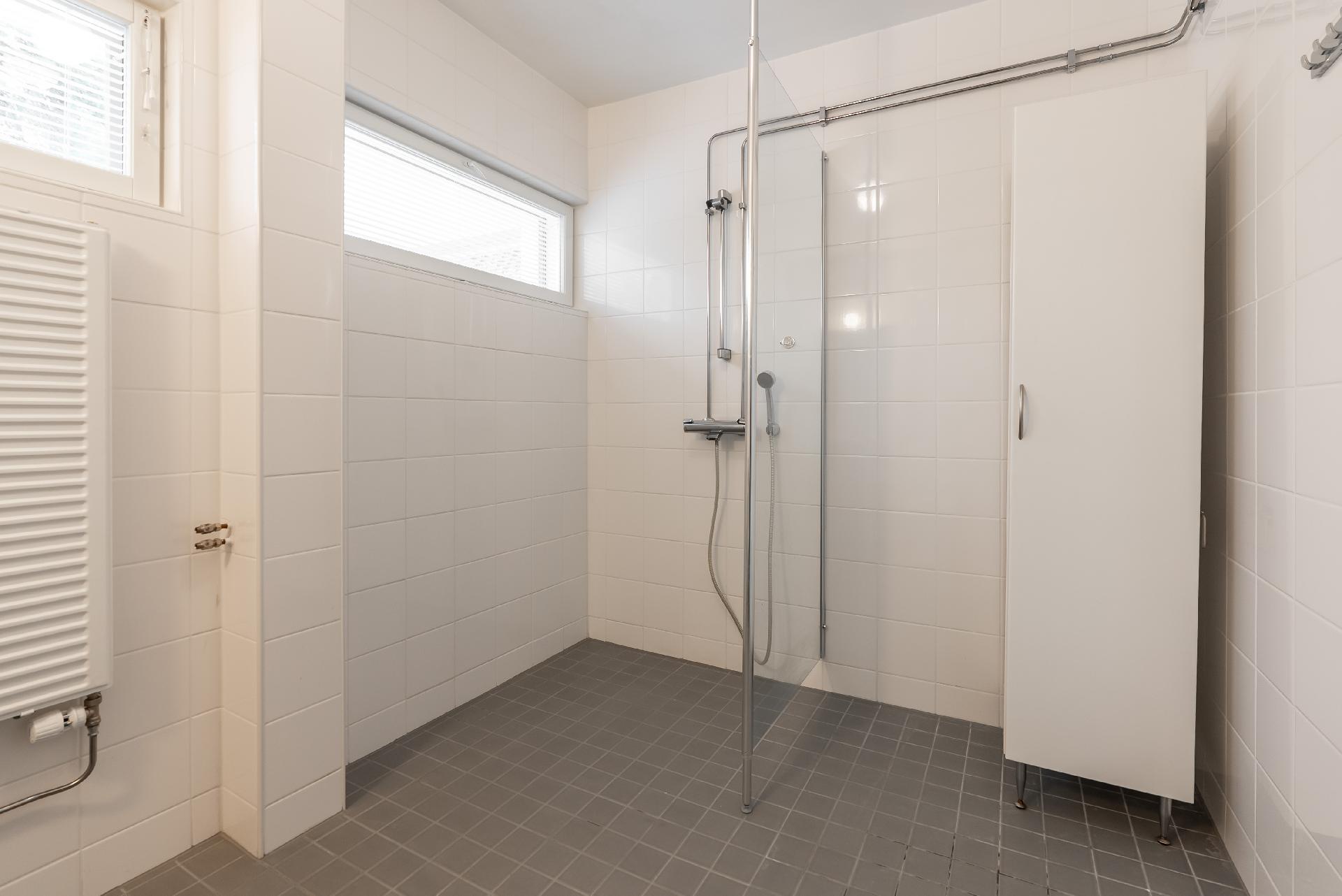 Remontoitu vaalea ja iso kylpyhuone