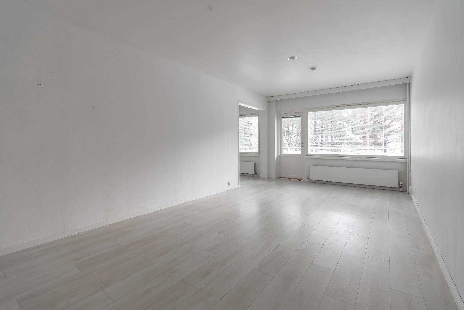 Olohuoneen jatkeena suuri, lasitettu parveke