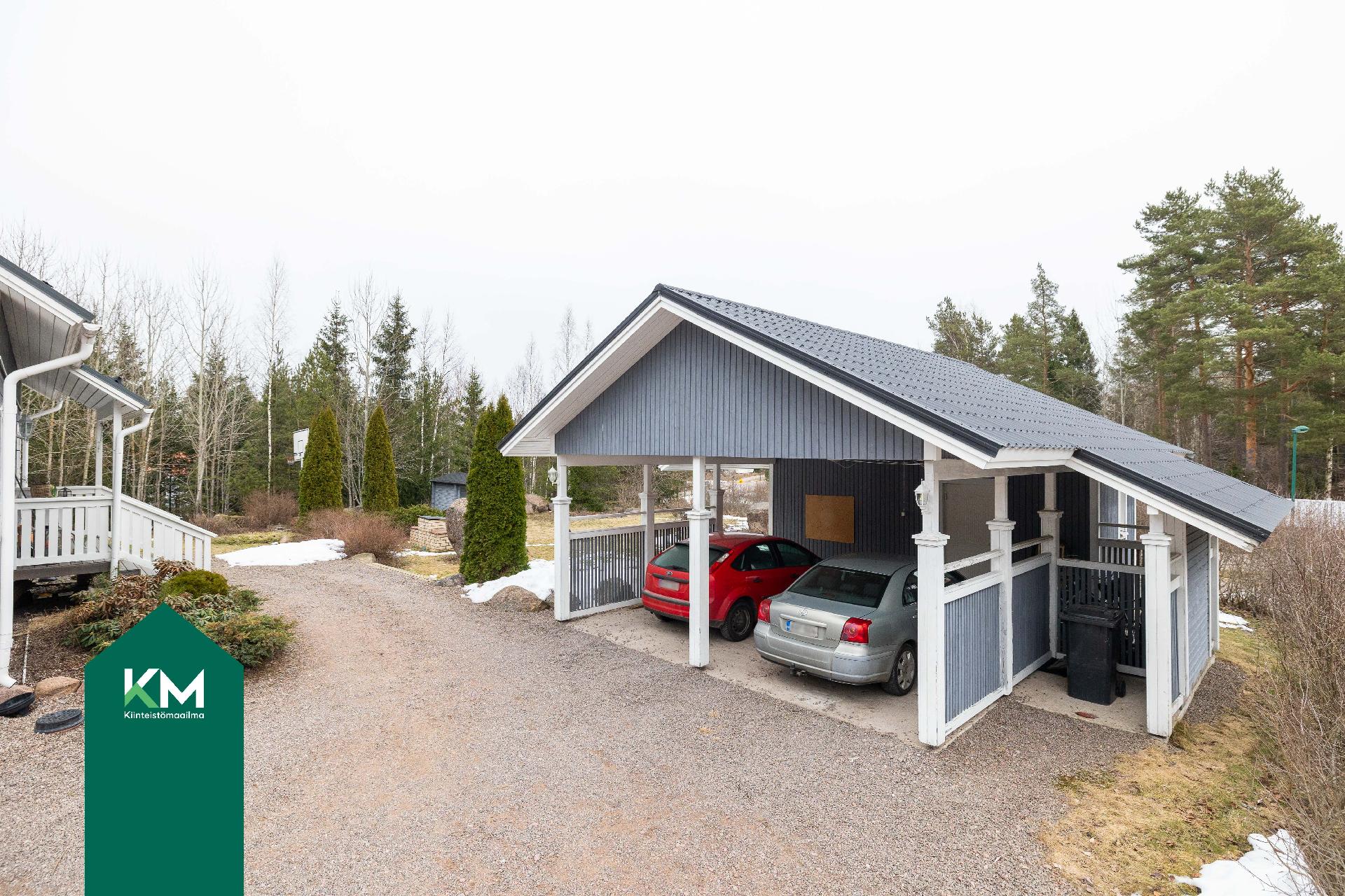 Autokatoksen yhteydessä on 2 varastoa ja katokset roskille ja polkupyörille