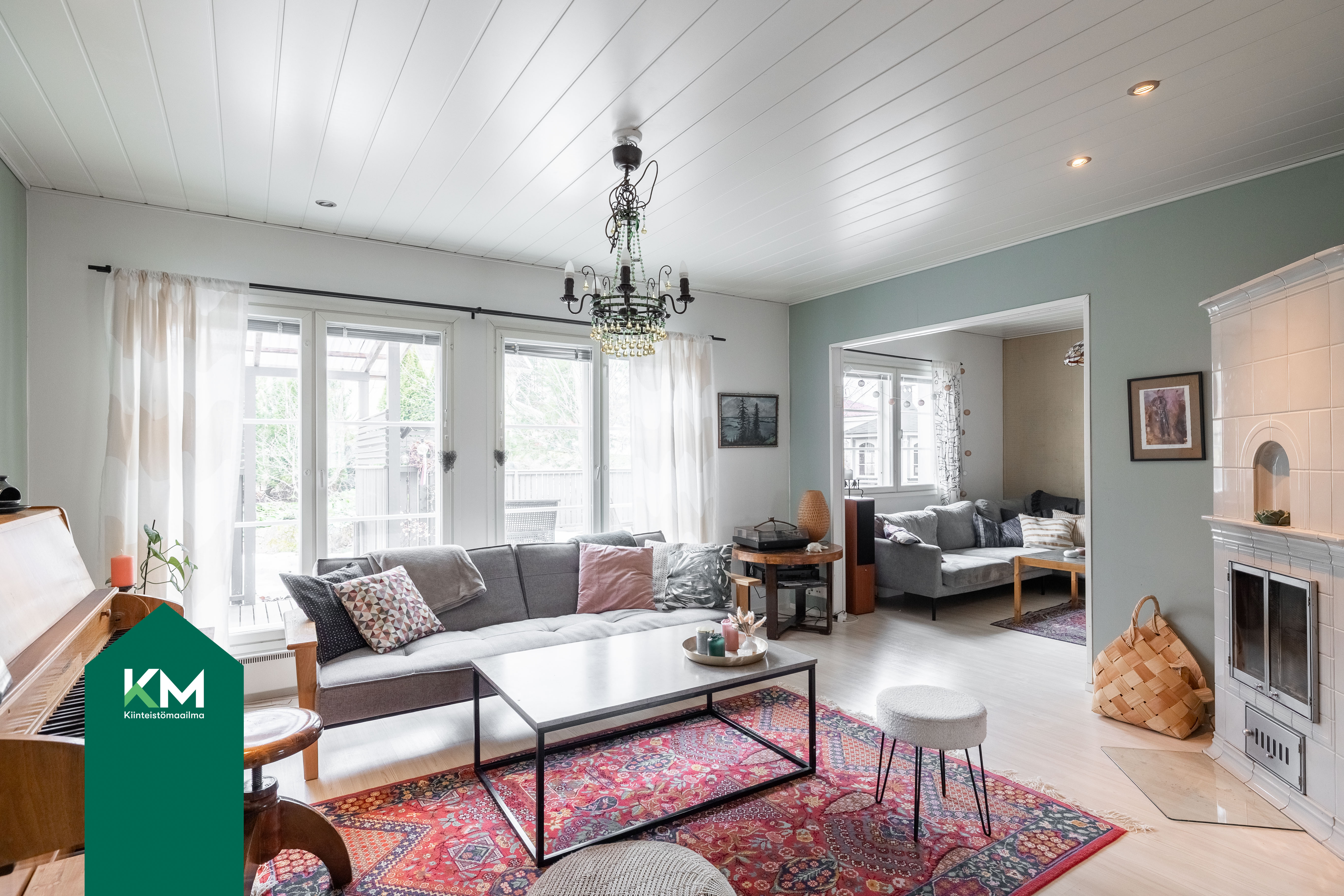 Olohuoneen takana "kirjastohuone"