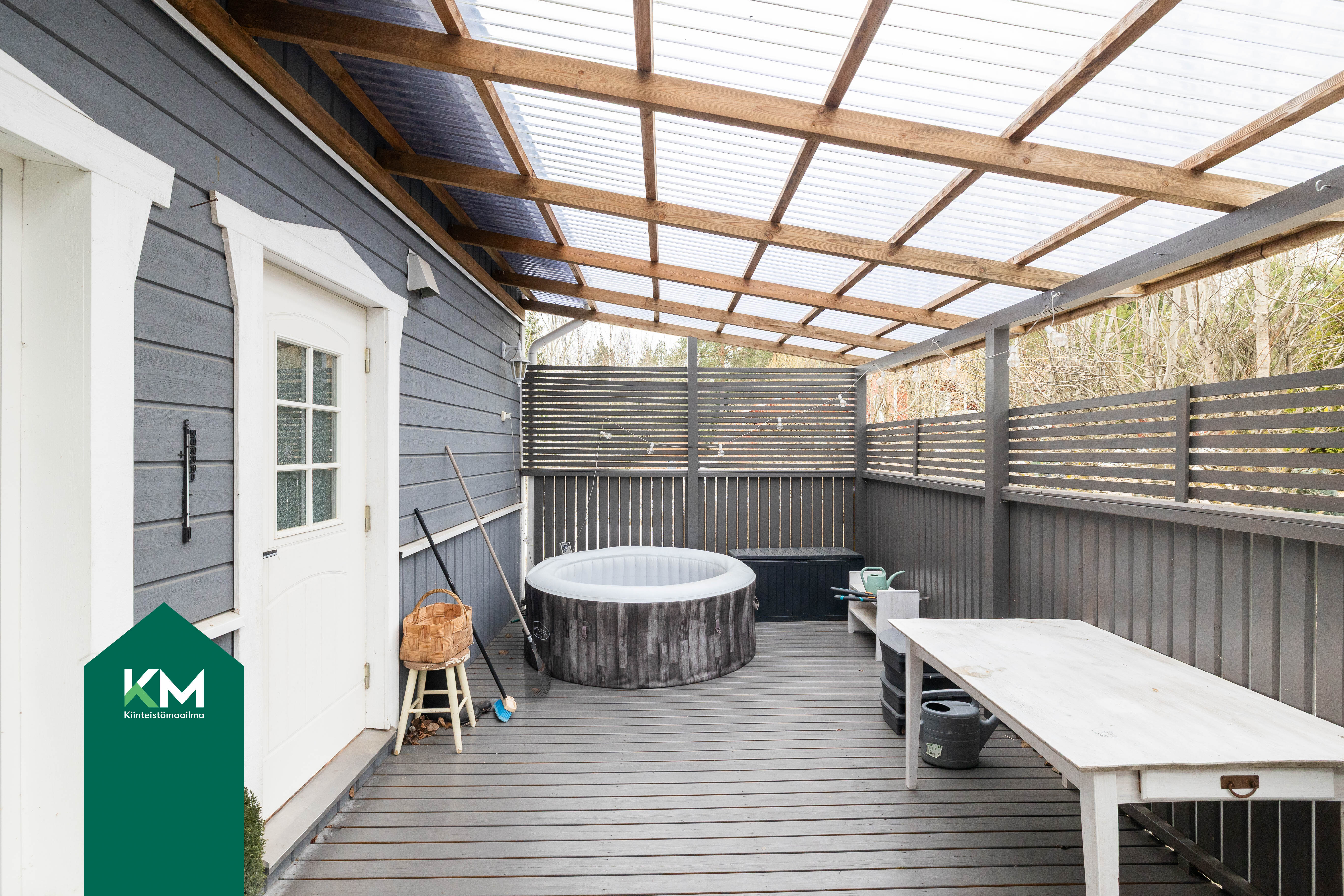 Osa terassista on katettu