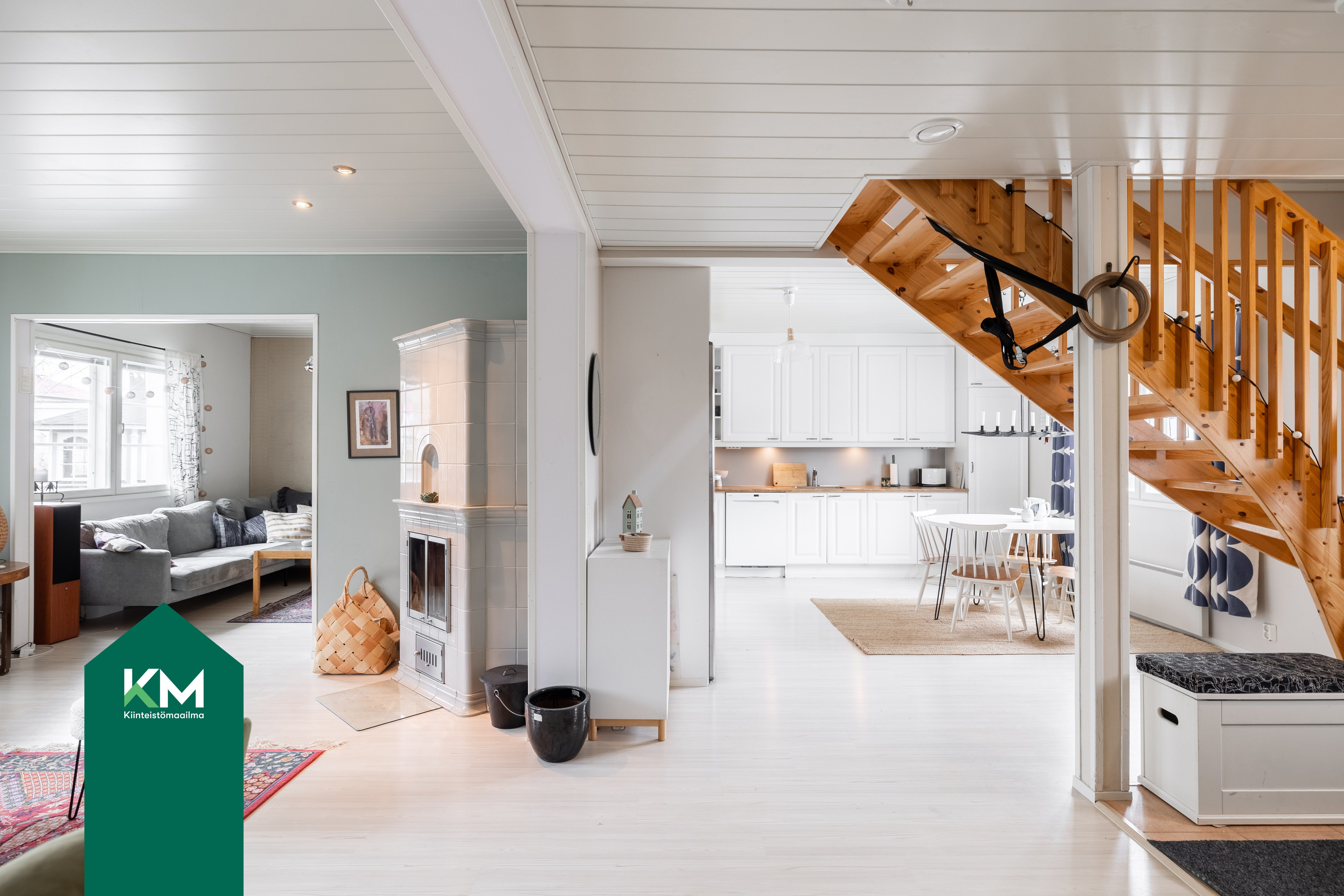 Eteisestä aukeaa näkymä keittiöön ja olohuoneeseen