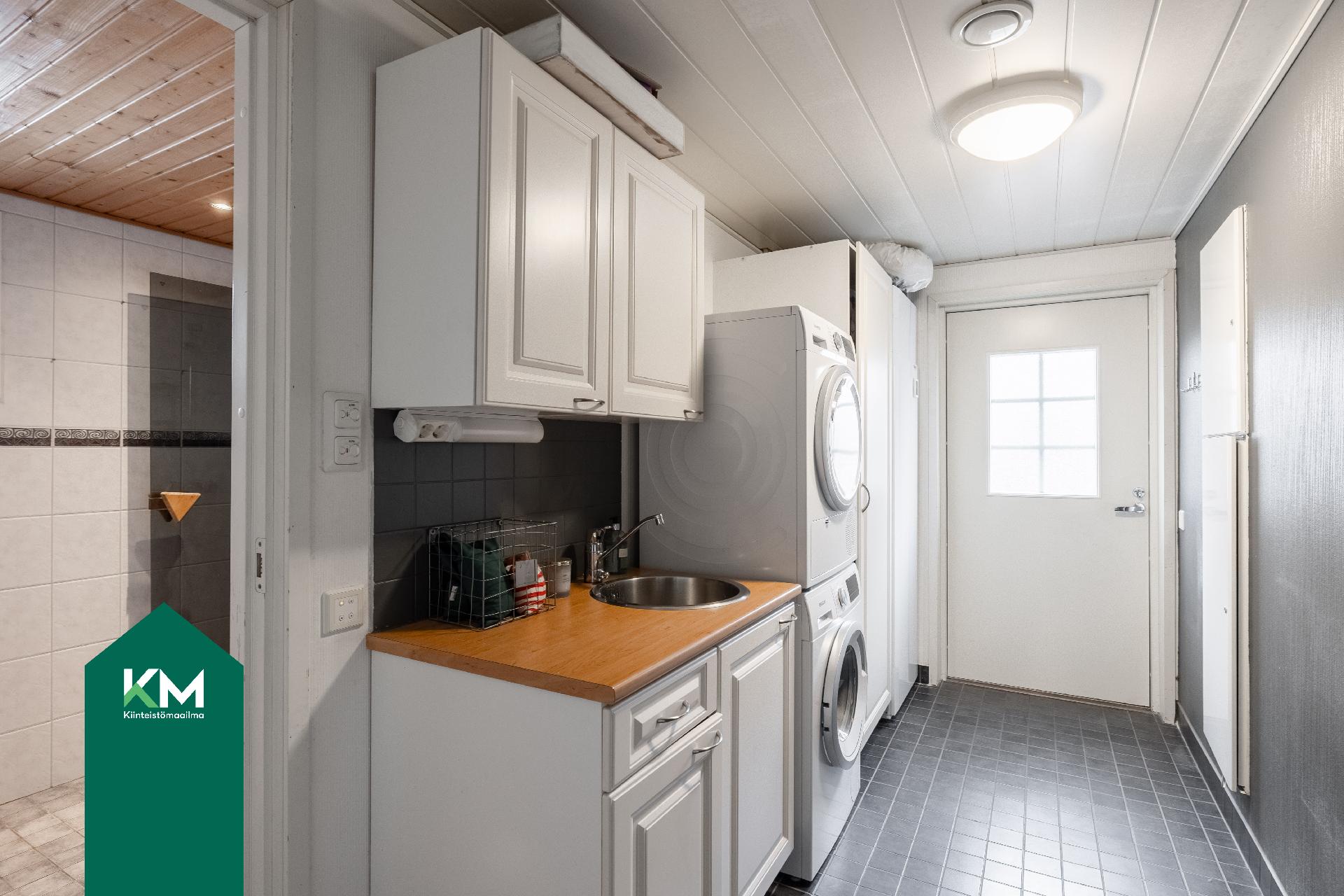 Kodinhoitohuoneesta kulku terassille