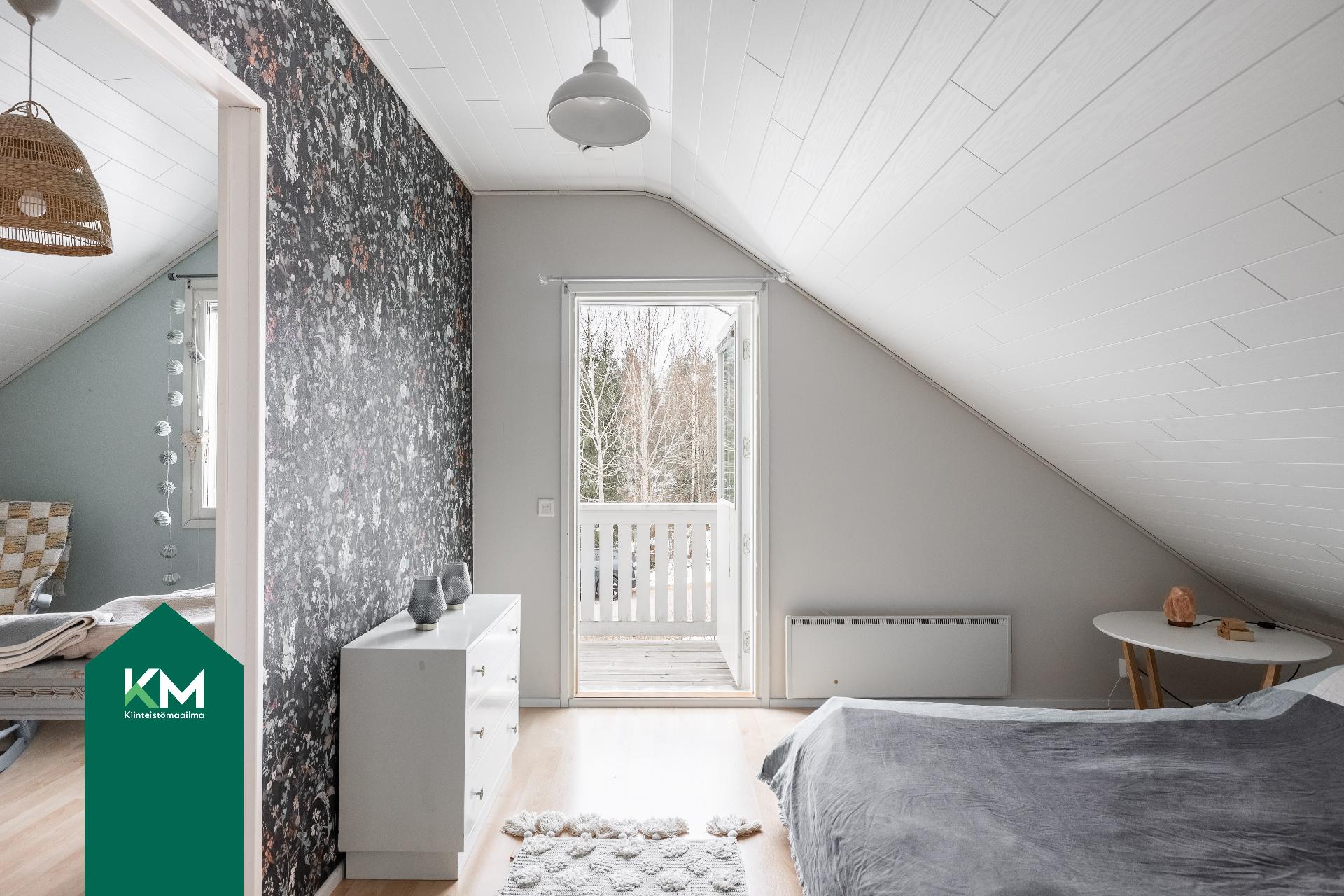 Yläkerran päämakuuhuoneen yhteydessä on parveke