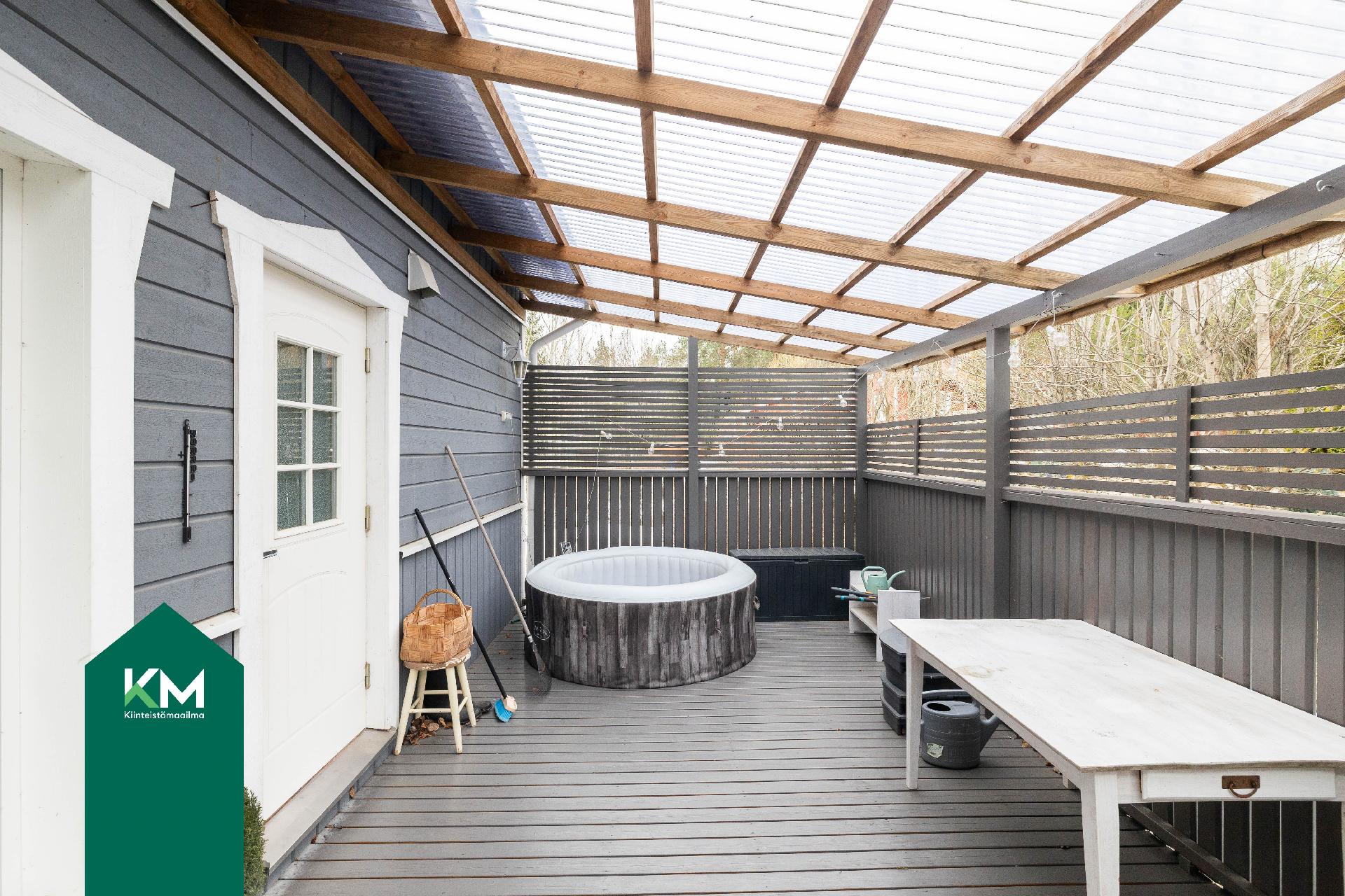 Osa terassista on katettu