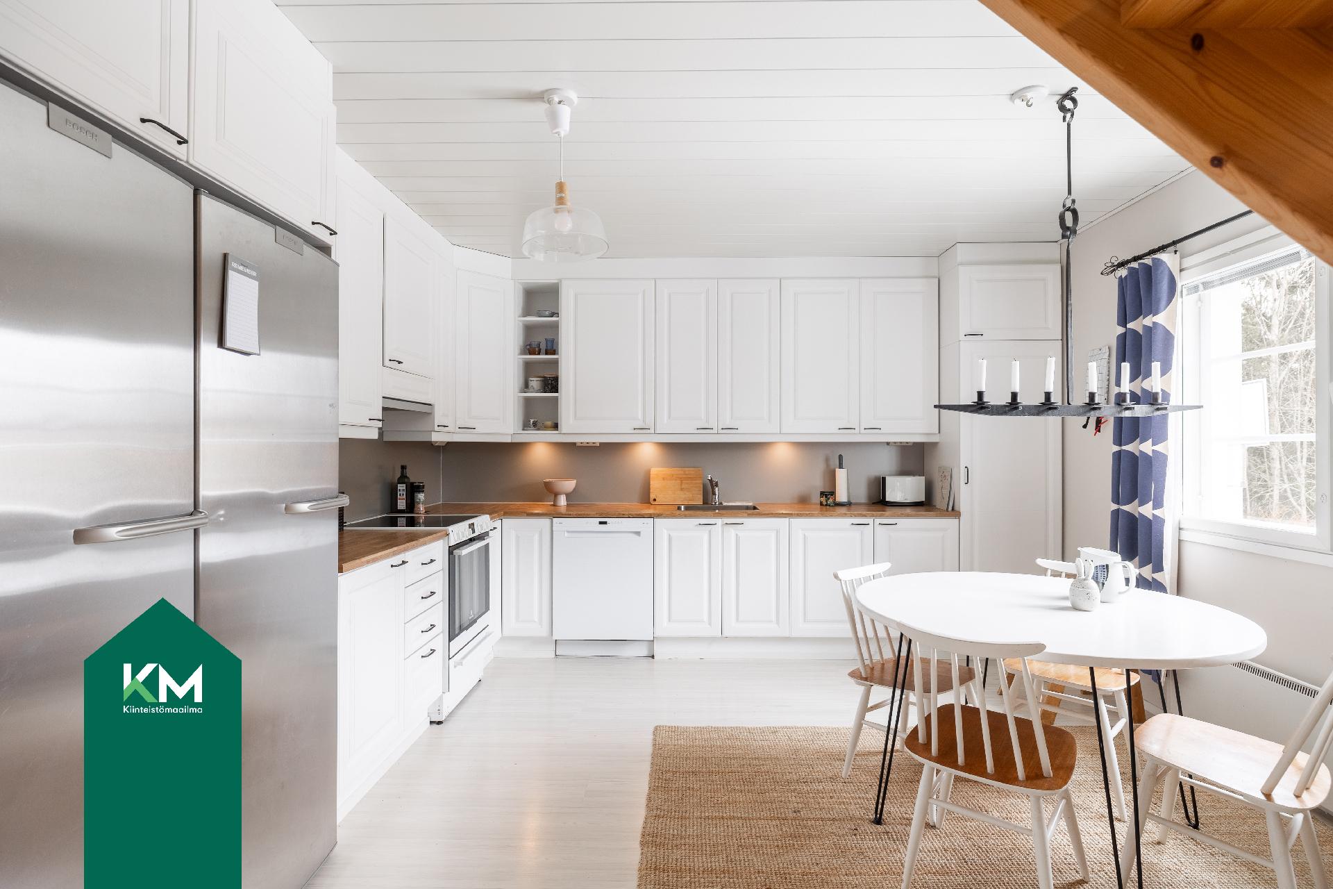 Keittiössä on hyvin kaappi- ja työtilaa
