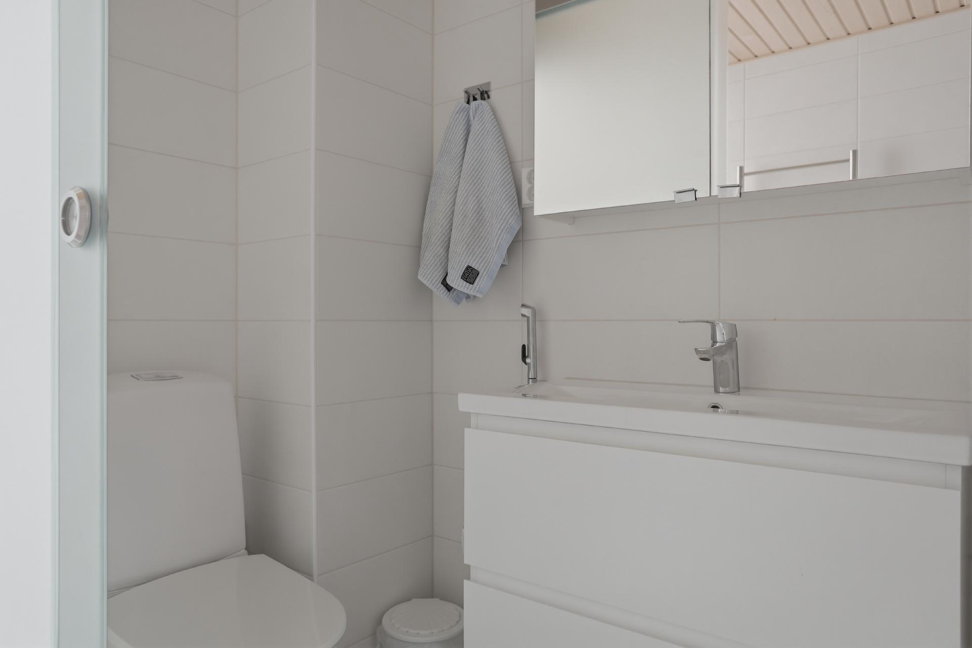 kylpyhuoneen erillinen wc 