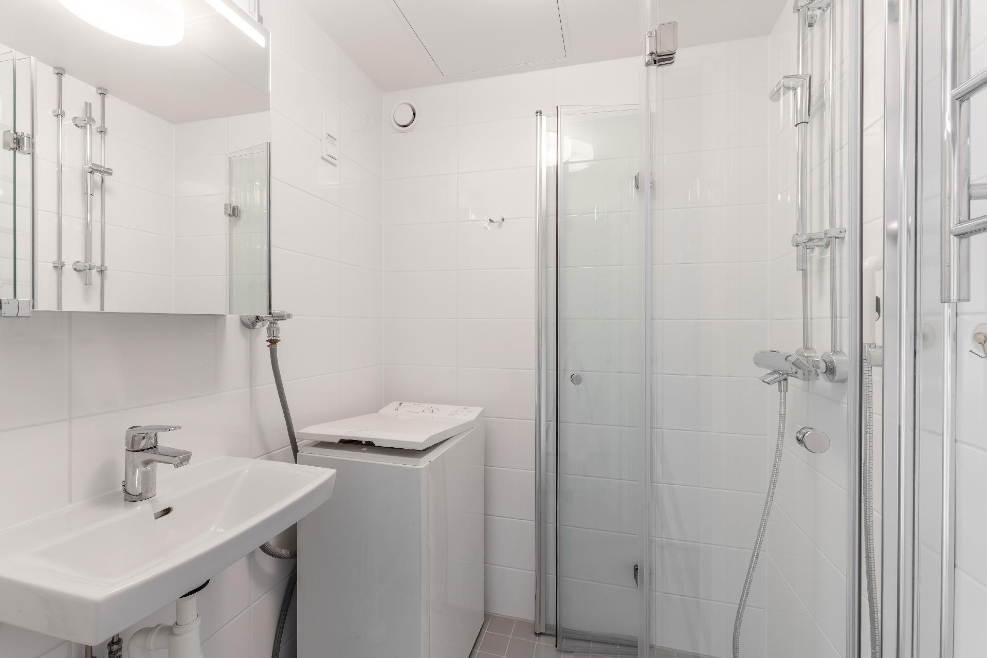 Putkiremontin yhteydessä remontoitu kylpyhuone