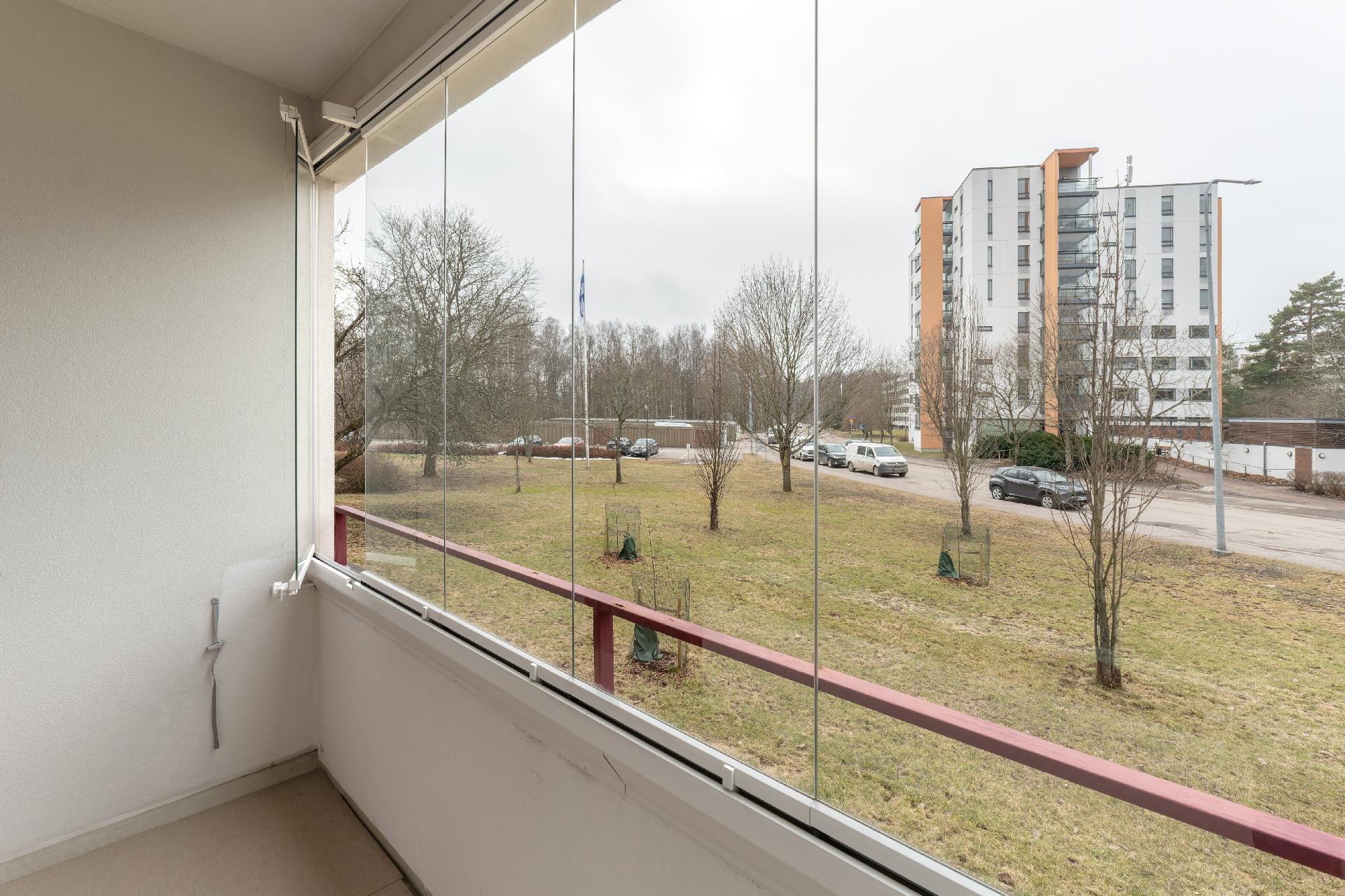 Lasitetulta parvekkeelta aukeaa avarat näkymät