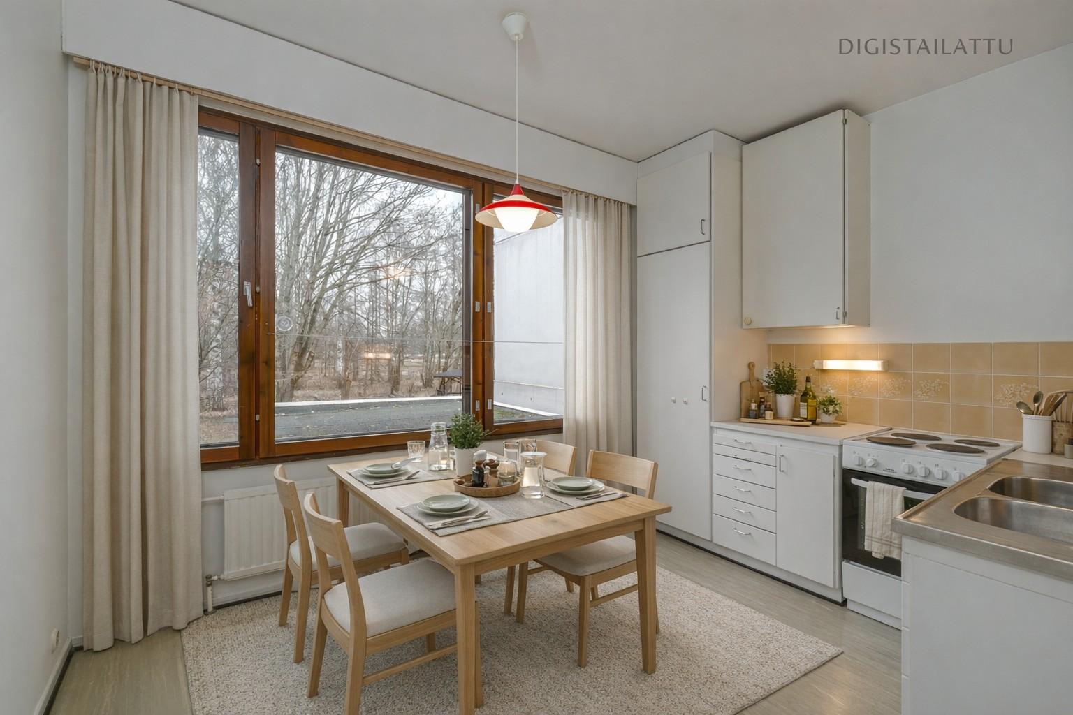 isojen ikkunoiden ansiosta keittiö on valoisa