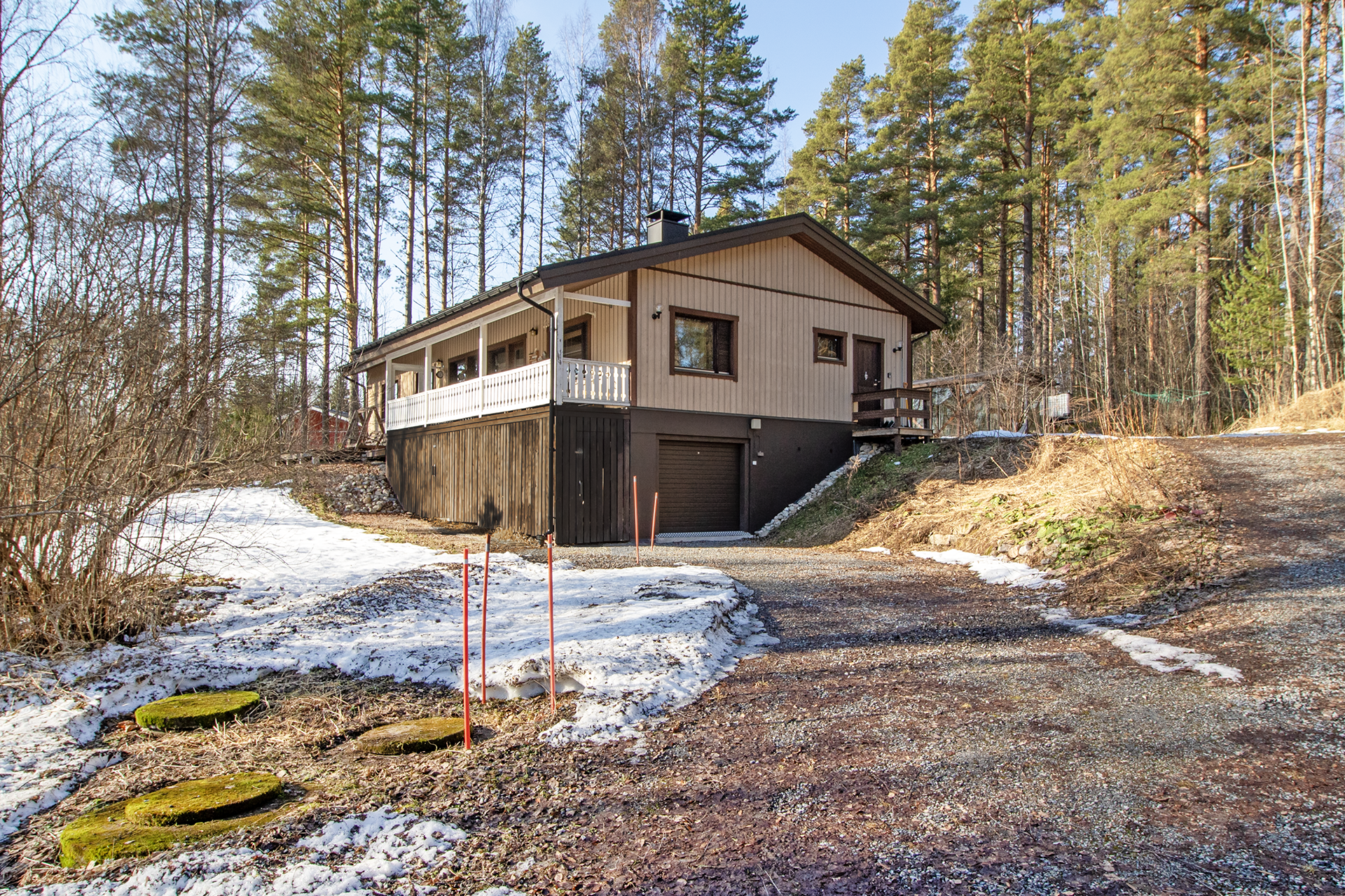 Talon alkerrassa lämmin autotalli