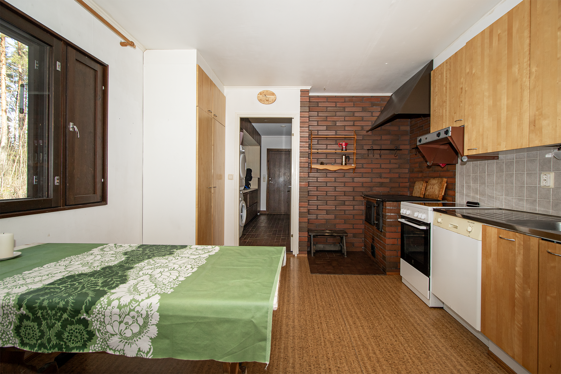 Keittiöön mahtuu isompikin ruokapöytä