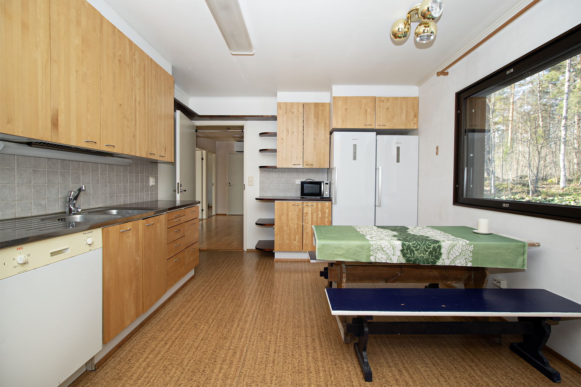 Keittiössä reilusti säilytys tilaa