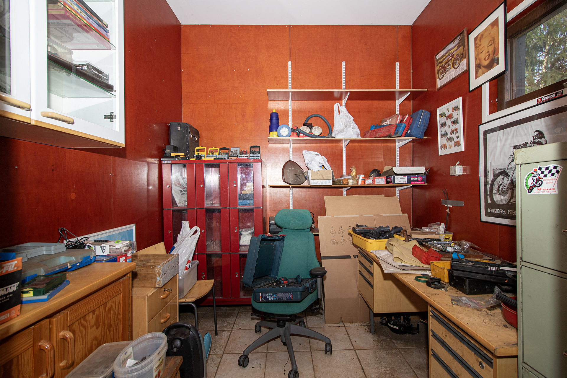 Autotallissa ns. toimisto huone